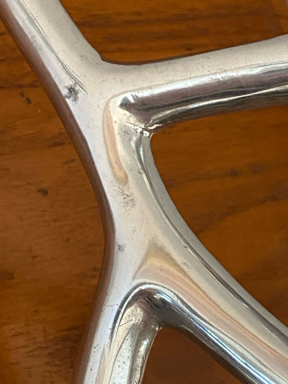 Organic-shaped cast aluminium candlestick