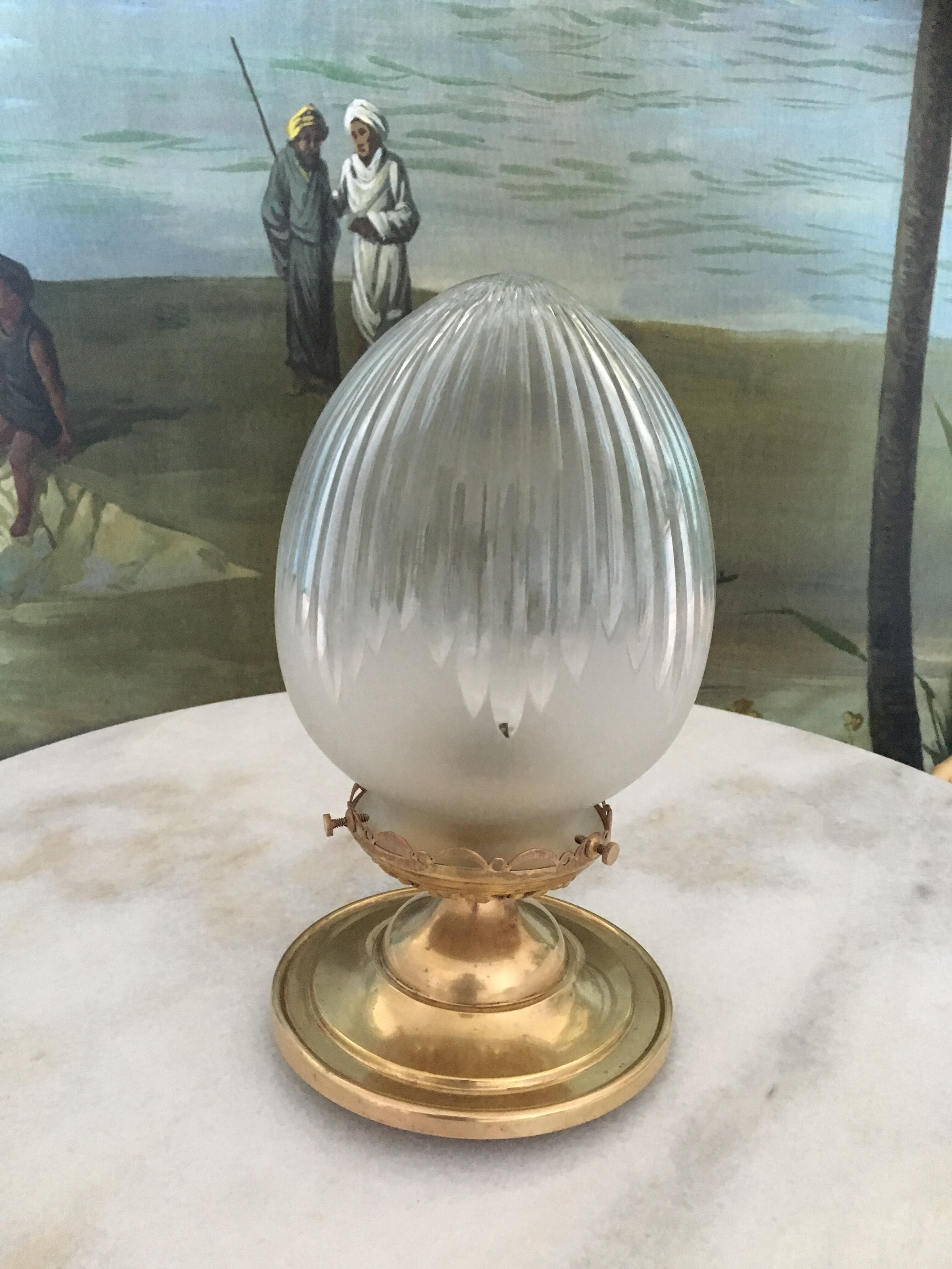 Plafonnier en forme d’obus en verre ciselé