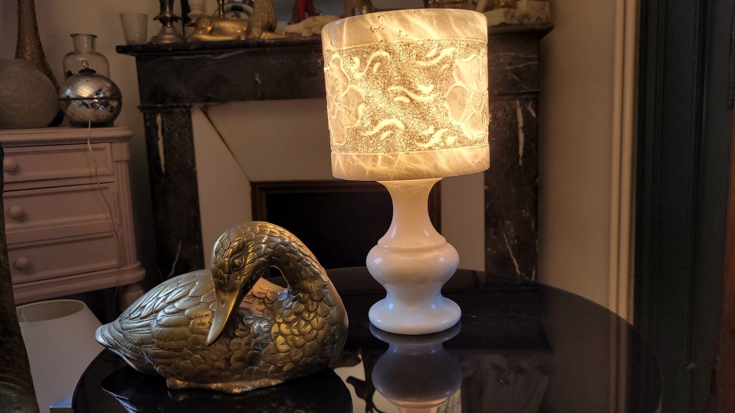 Lamp in veined white marble