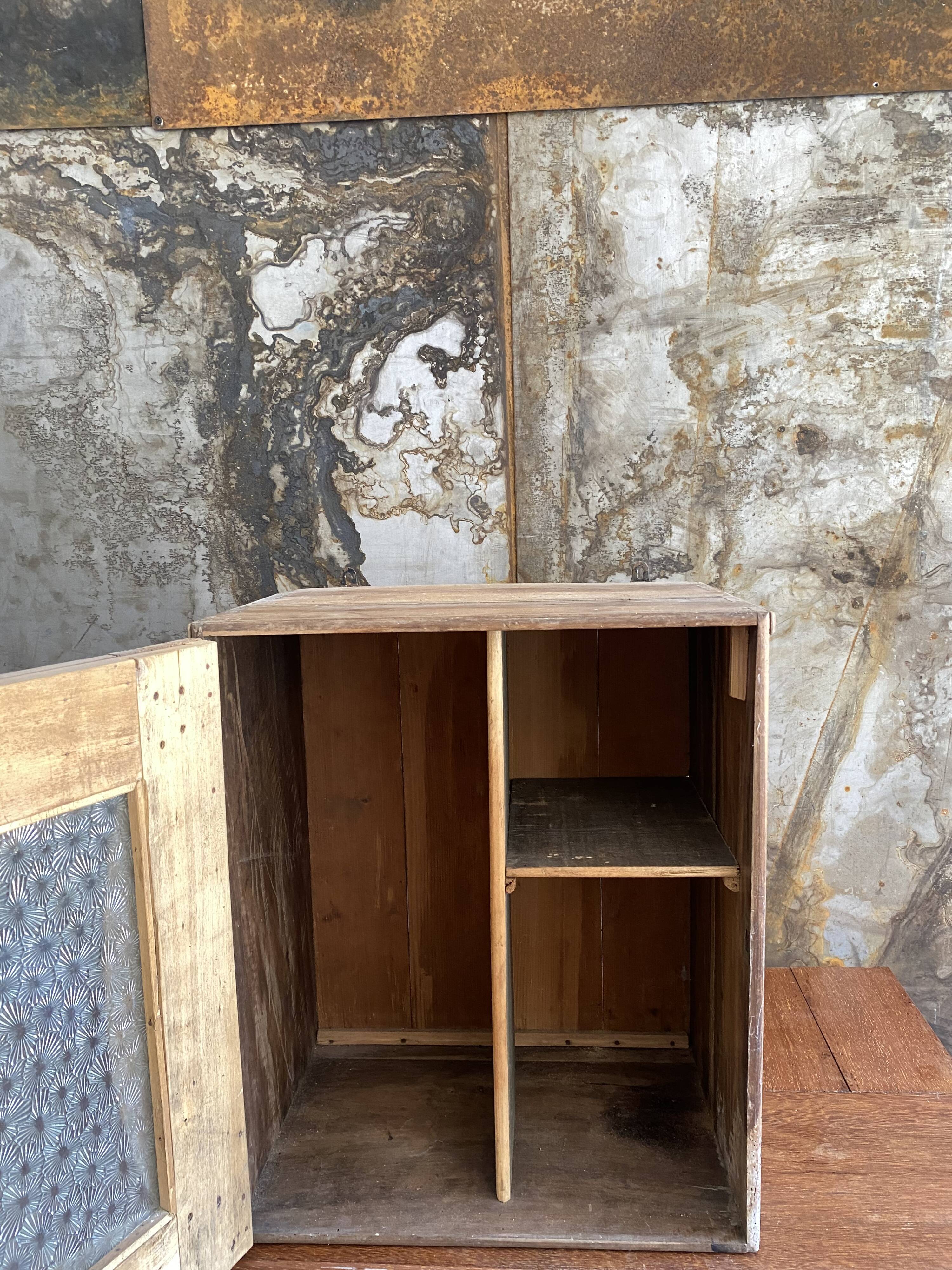Armoirette murale en bois brut