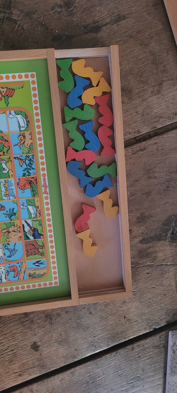 Game of the eye and little wooden horses