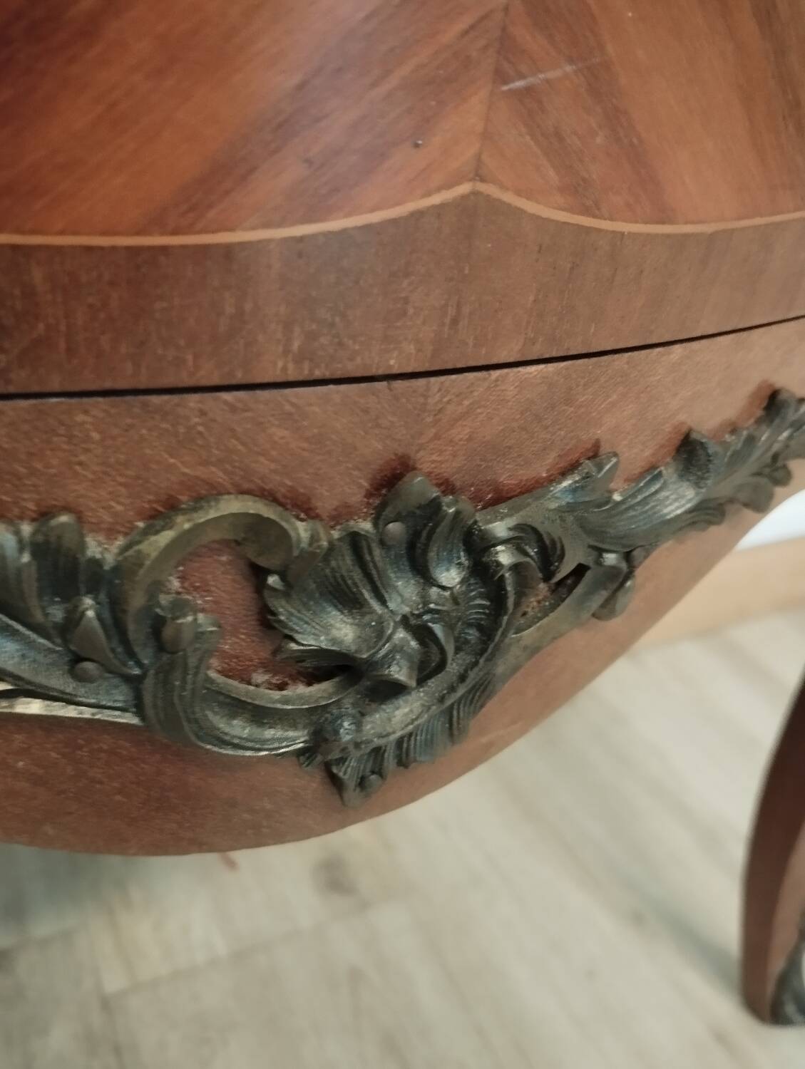 Louis XV style chest of drawers with marquetry sauteuse