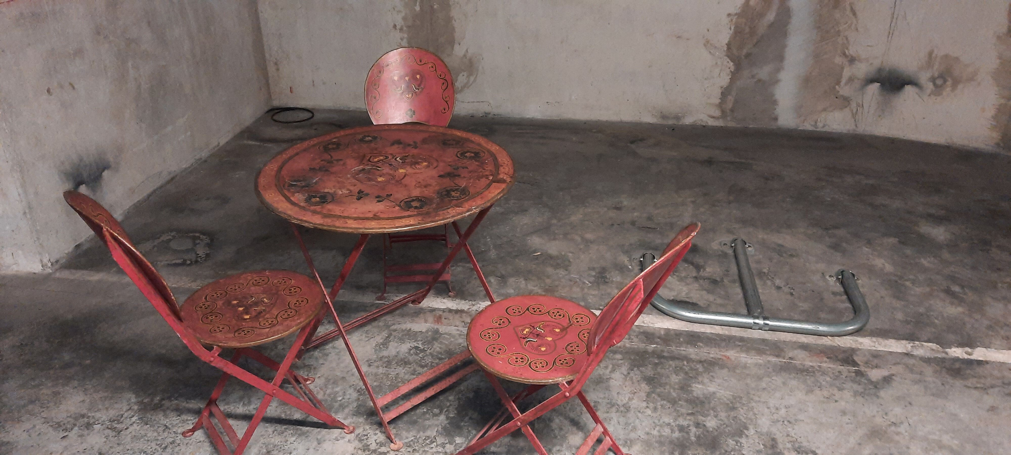 Table et chaises en tôle