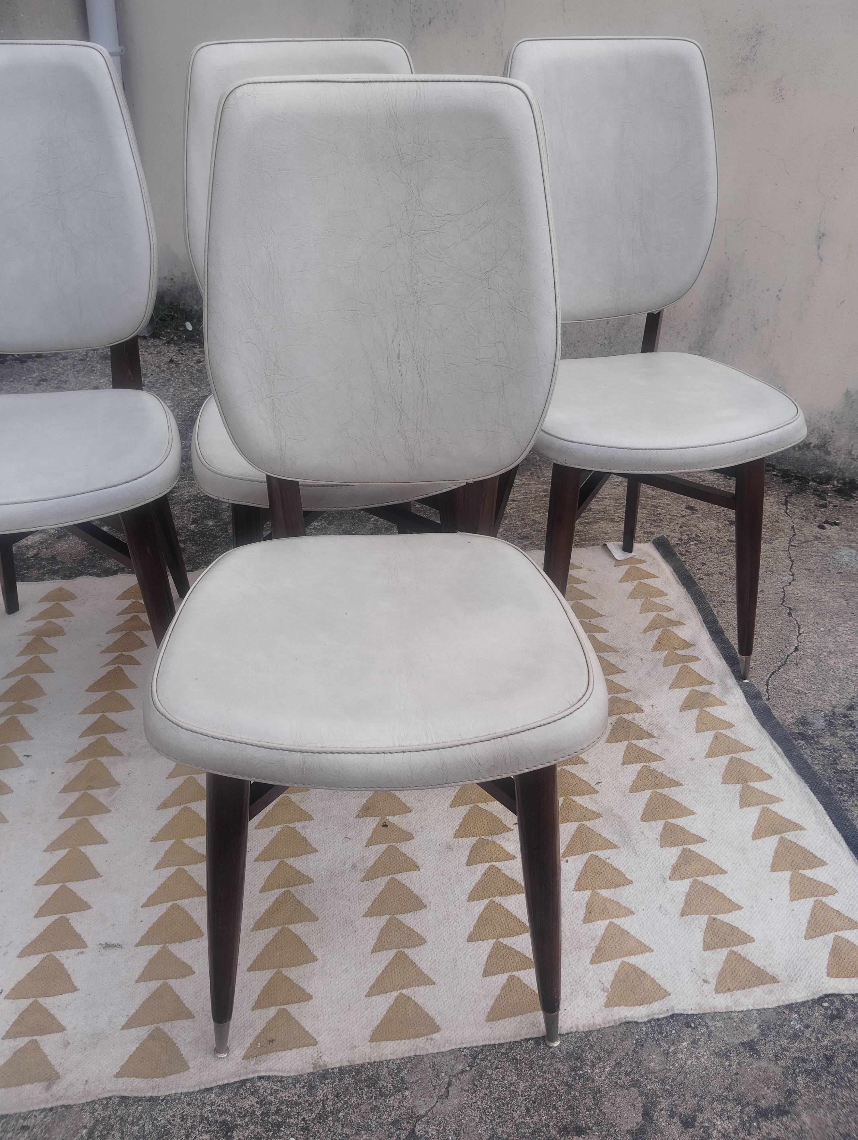 Set of 4 white and wooden Scandinavian chairs.