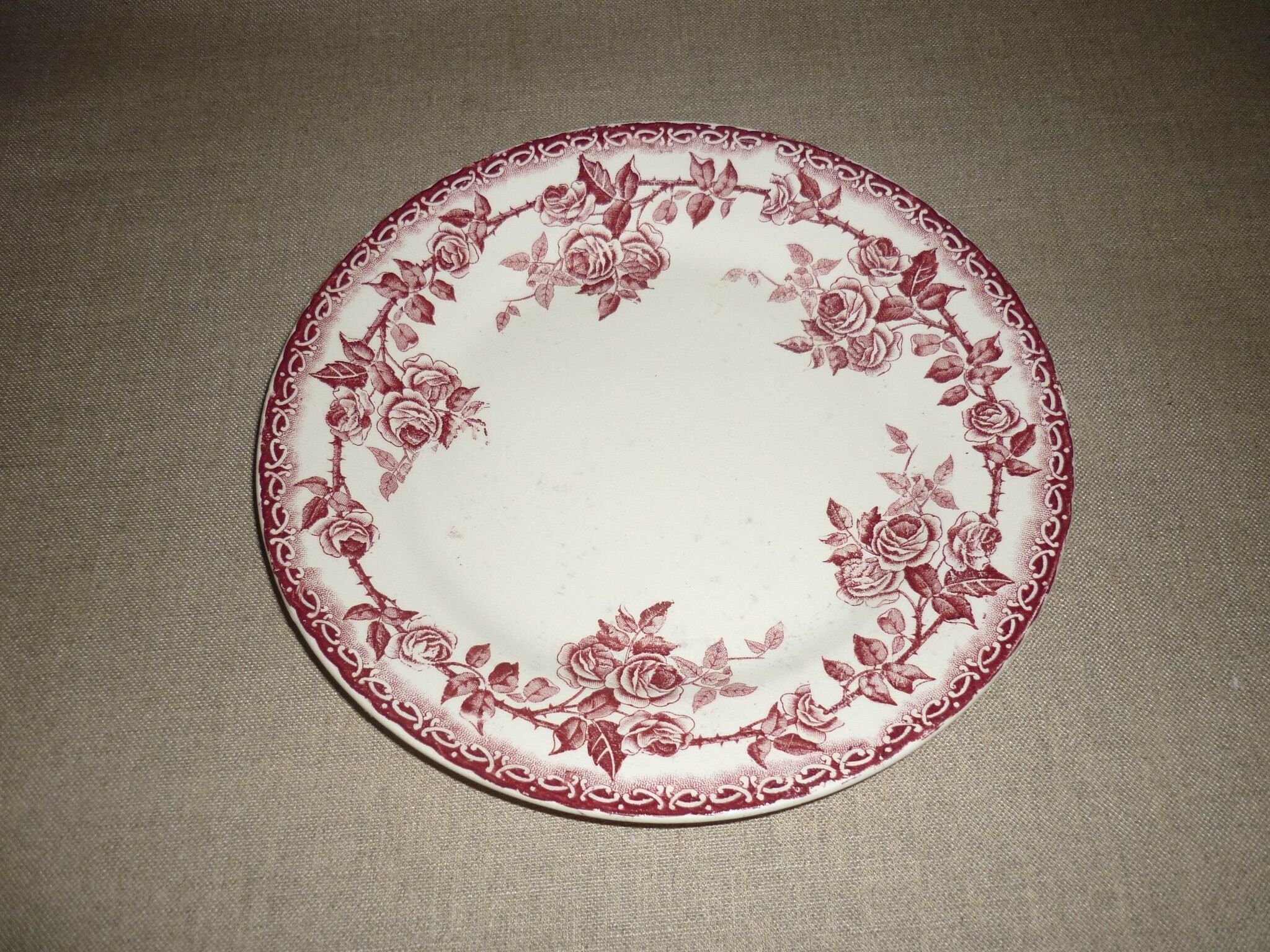 Beige earthenware plate with rose decoration and red garlands