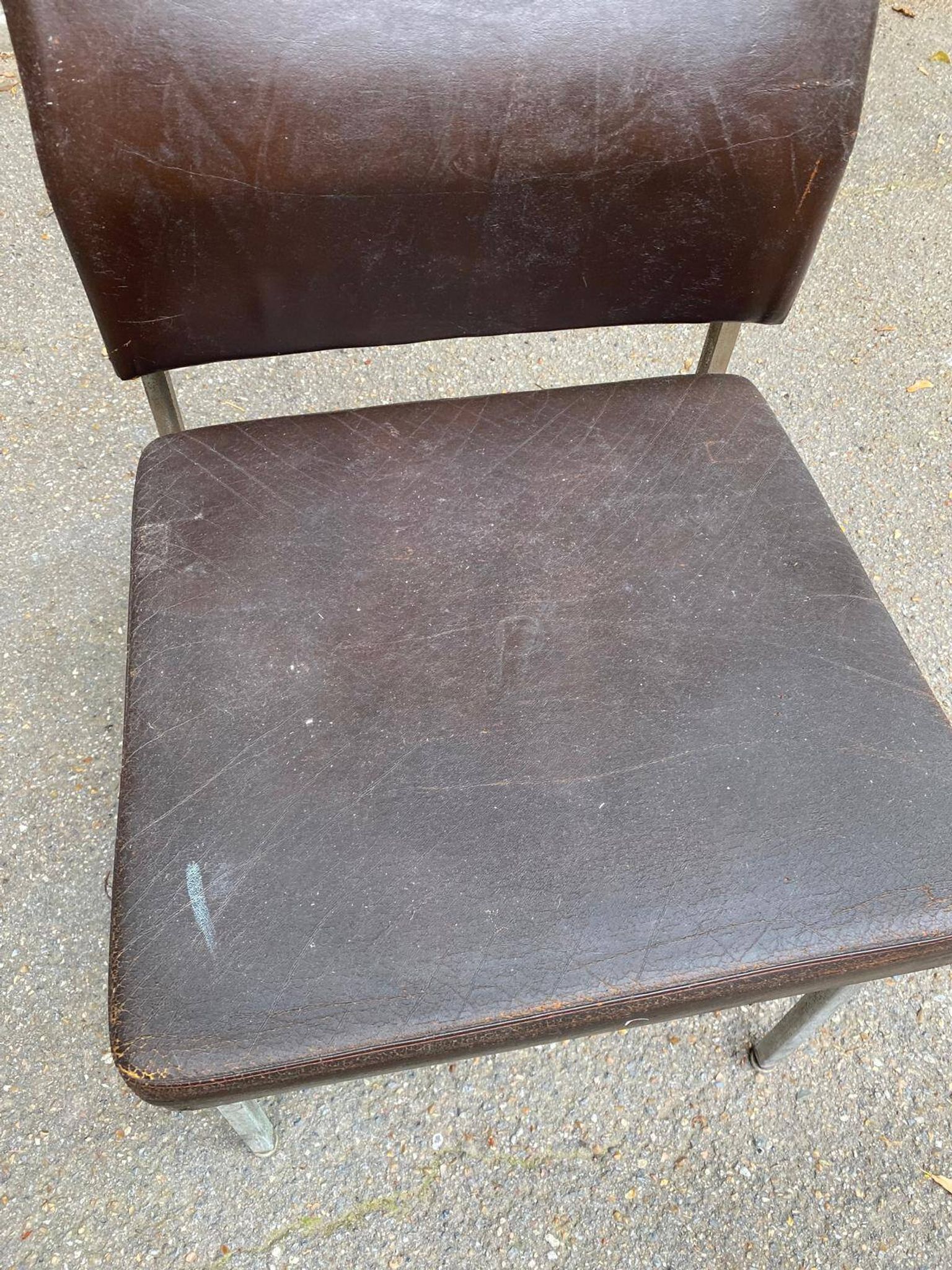 Chaise scandinave cuir skaï et acier chromé 1970