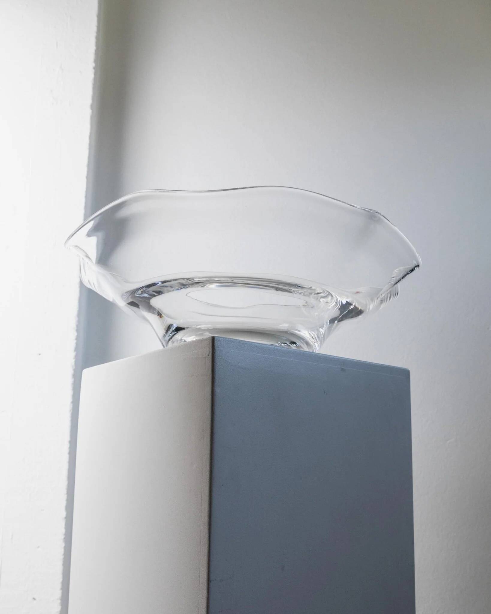 Immense bol en verre transparent de 16,5 pouces par Laica Cristalleria – Centre de table à bord ondulé, Italie, années 1990.