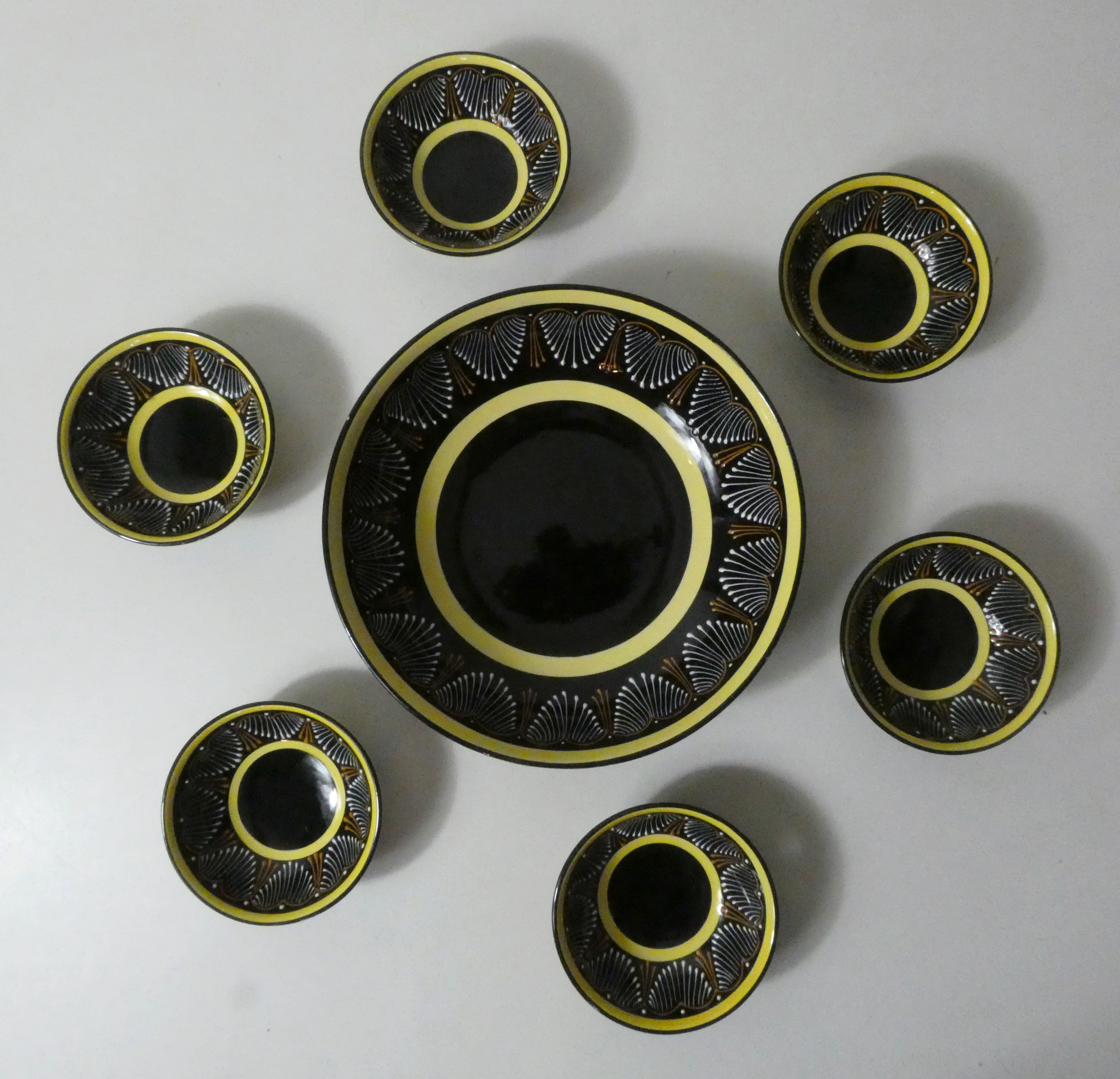 Henriot Quimper coupelles et saladier perlé noir jaune