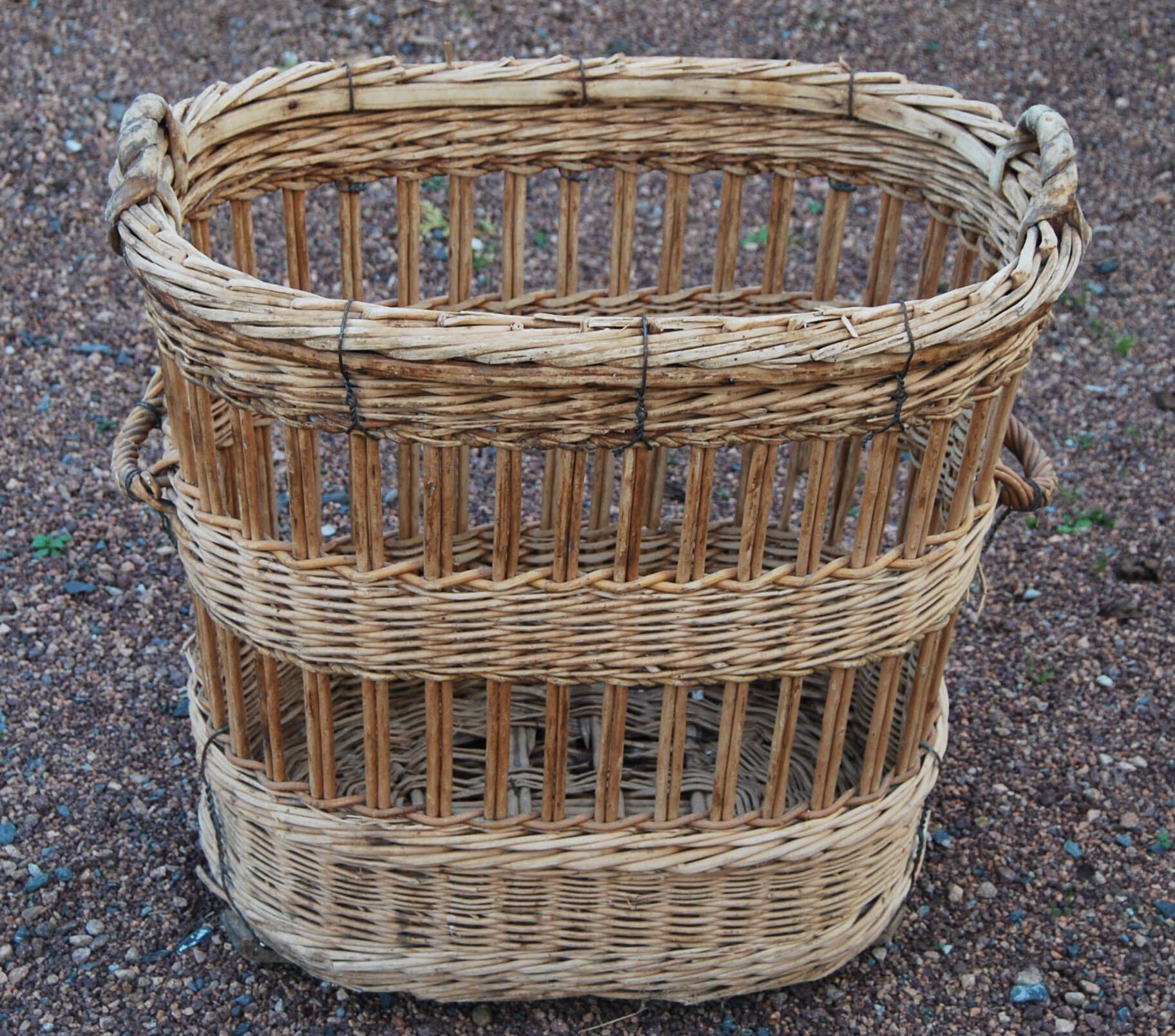 Old and large wicker baker's basket - 1920s-1930s