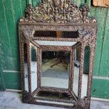 Miroir en laiton repousse a parcloses style louis xvi