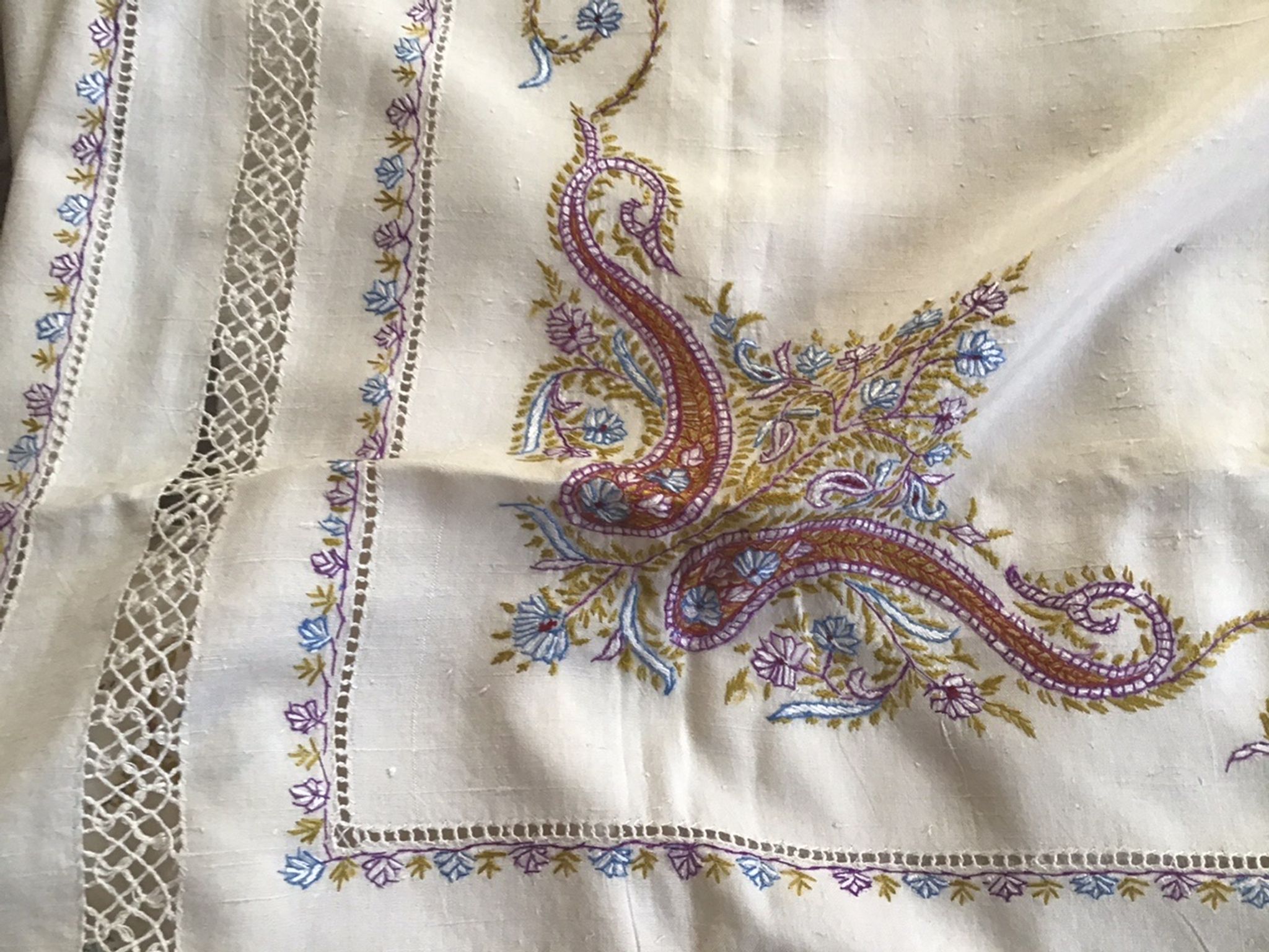 Nappe et serviettes en soie grège brodée de motifs cachemires  en couleur