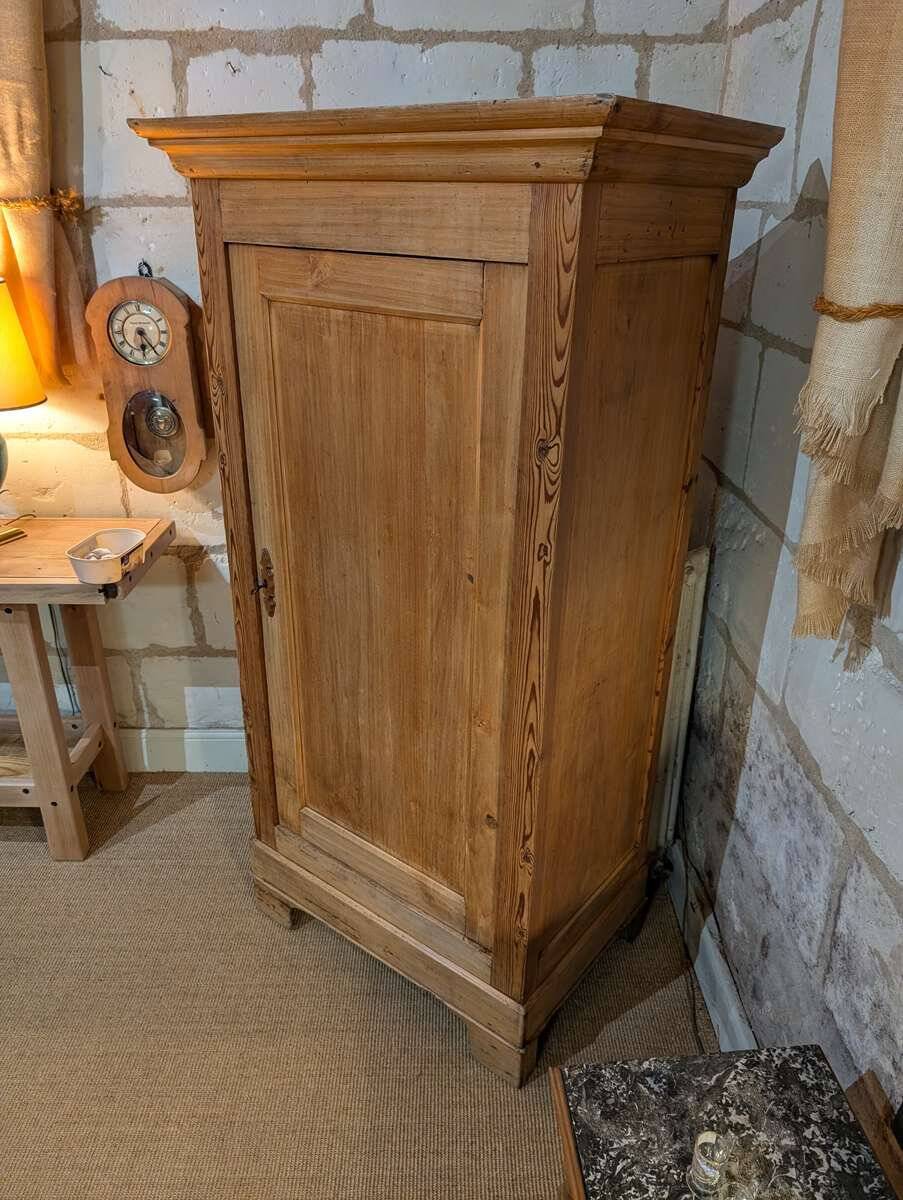 Antique bonnetière