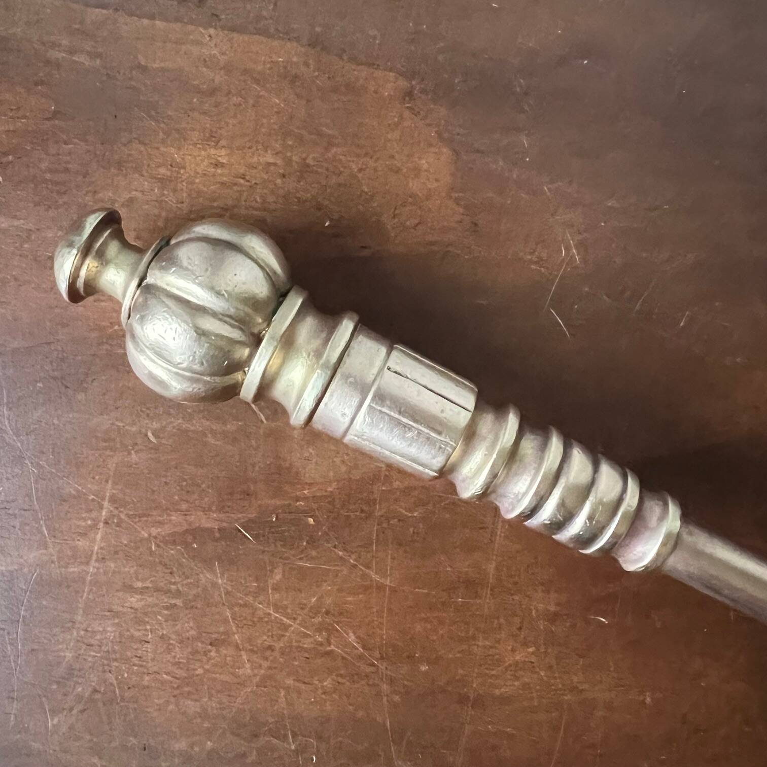 Grande pelle de cheminée en laiton doré