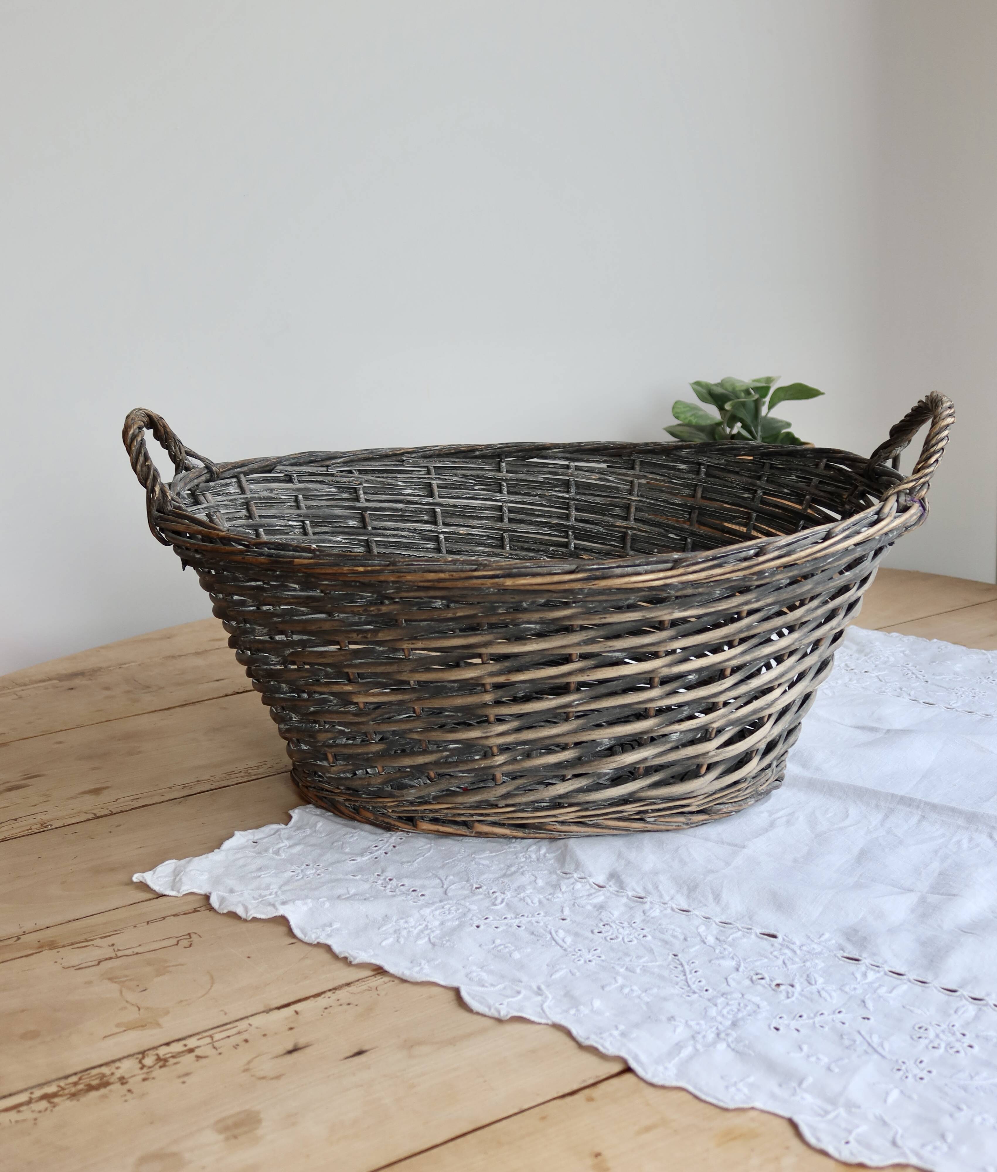 Grand panier vintage en osier tressé à doubles anses