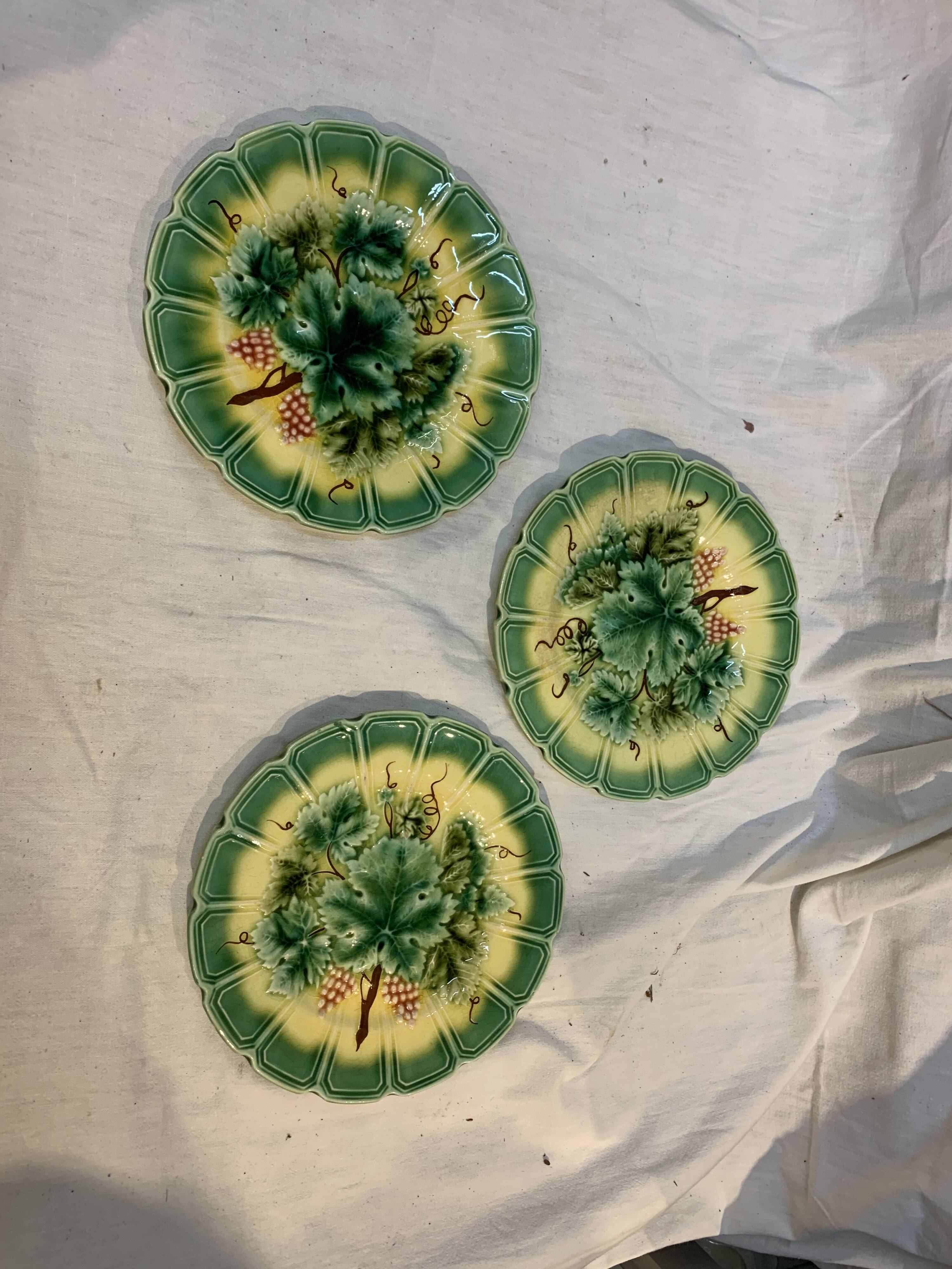 3 plates barbotine theme vines