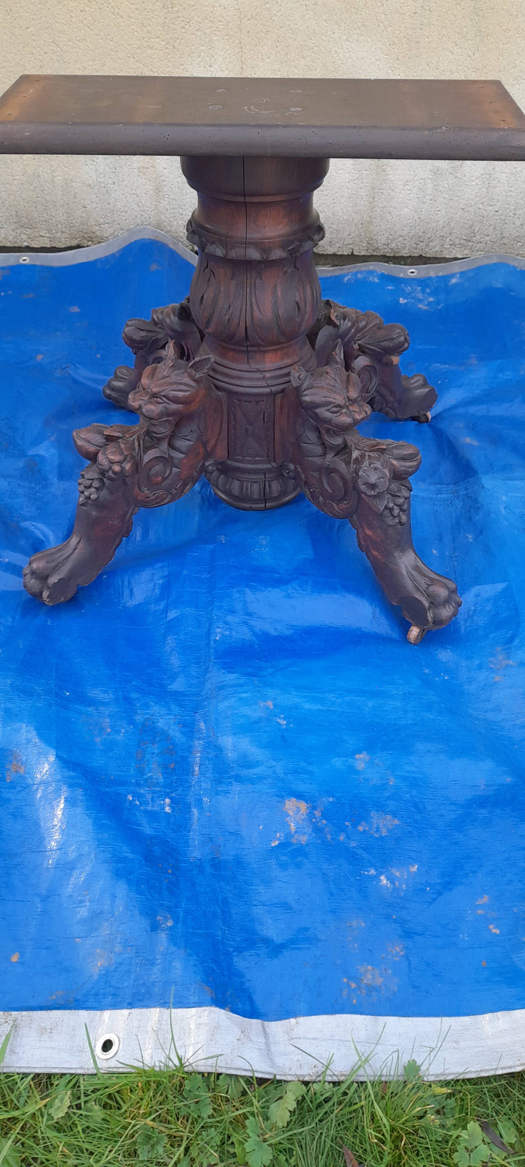Round table in molded and carved oak with quill decoration, central shaft with 4 runners