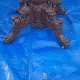 Round table in molded and carved oak with quill decoration, central shaft with 4 runners