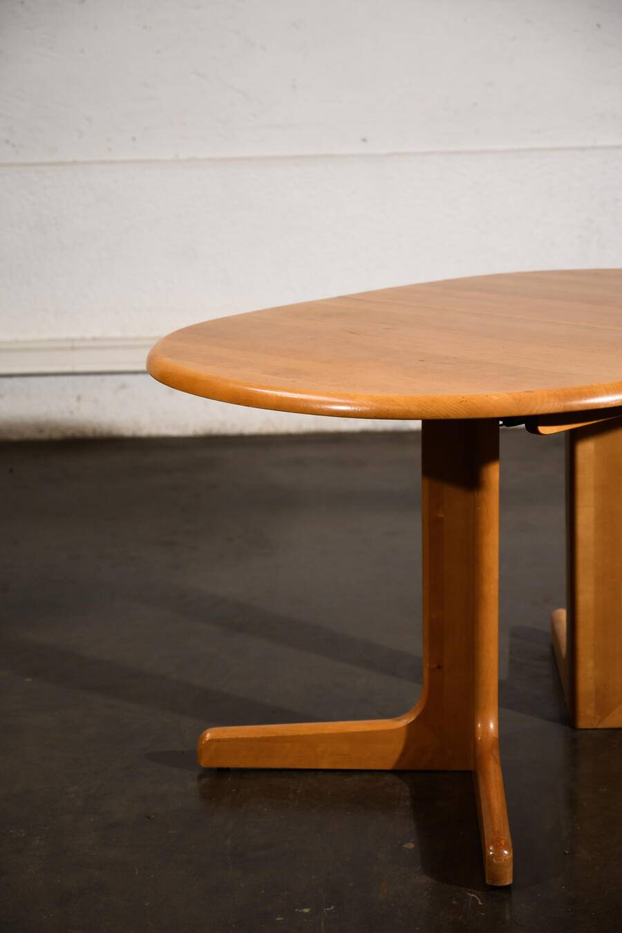 Oval dining table with 2 extensions.