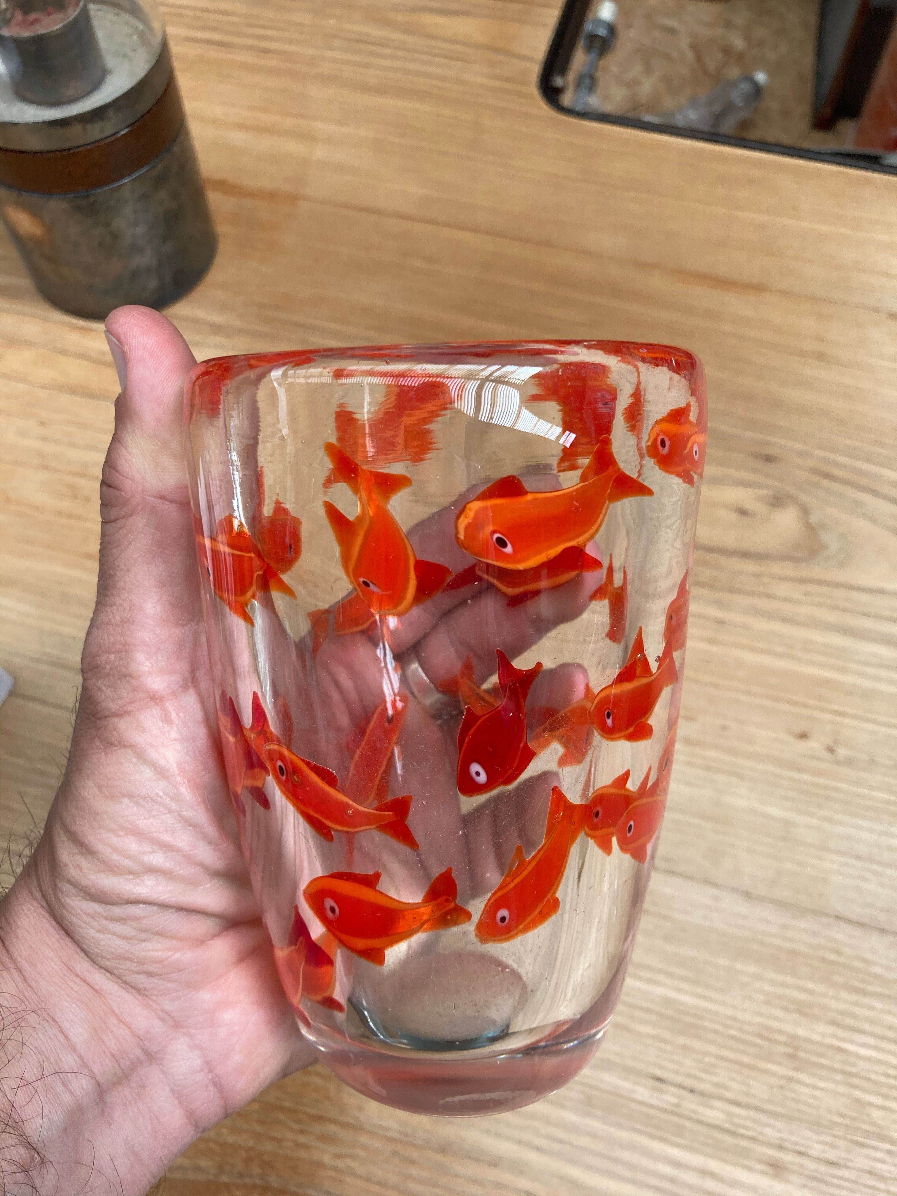 Vase en verre avec inclusions poissons