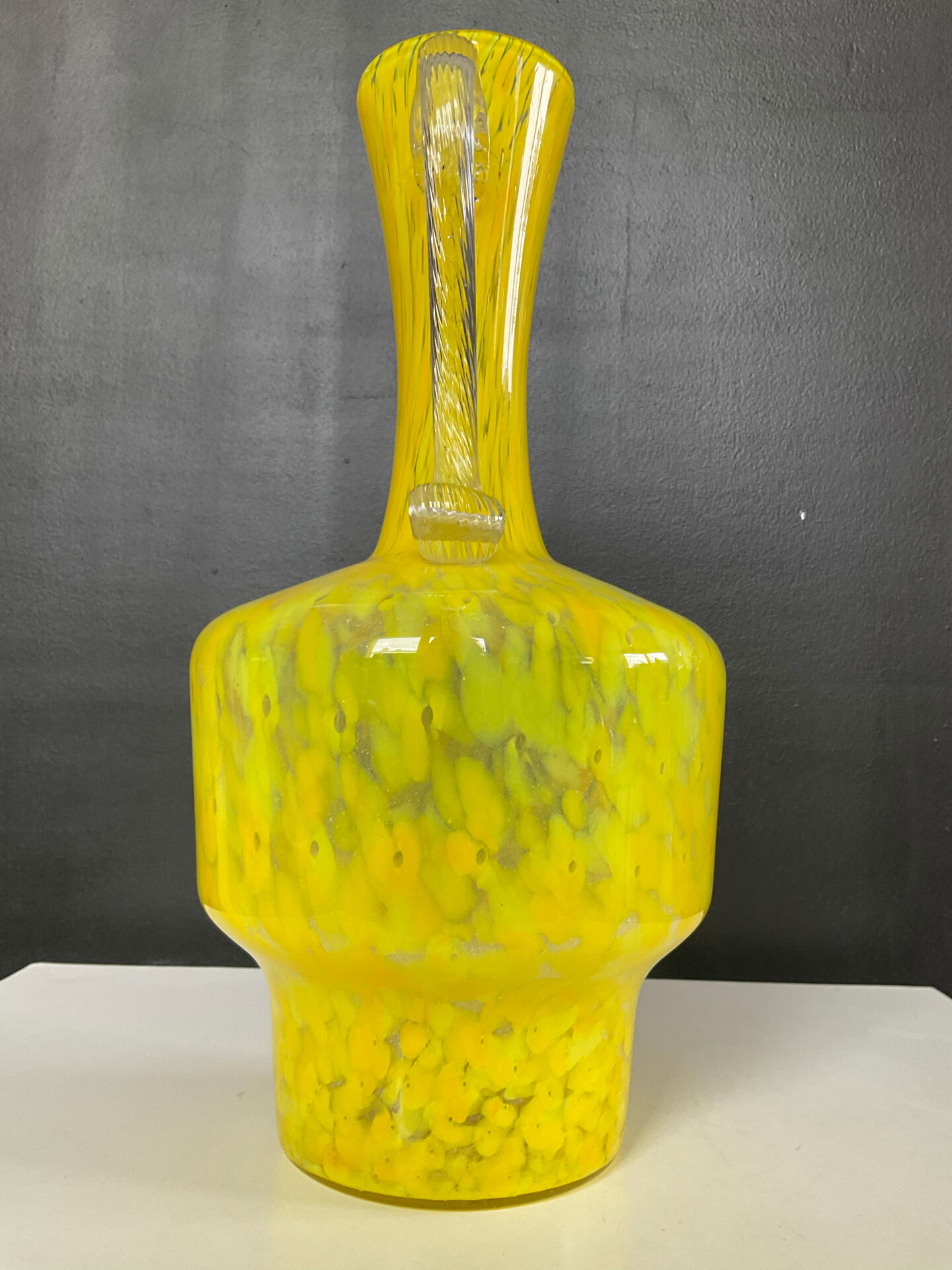 Vase à anse vintage en pâte de verre mouchetée 