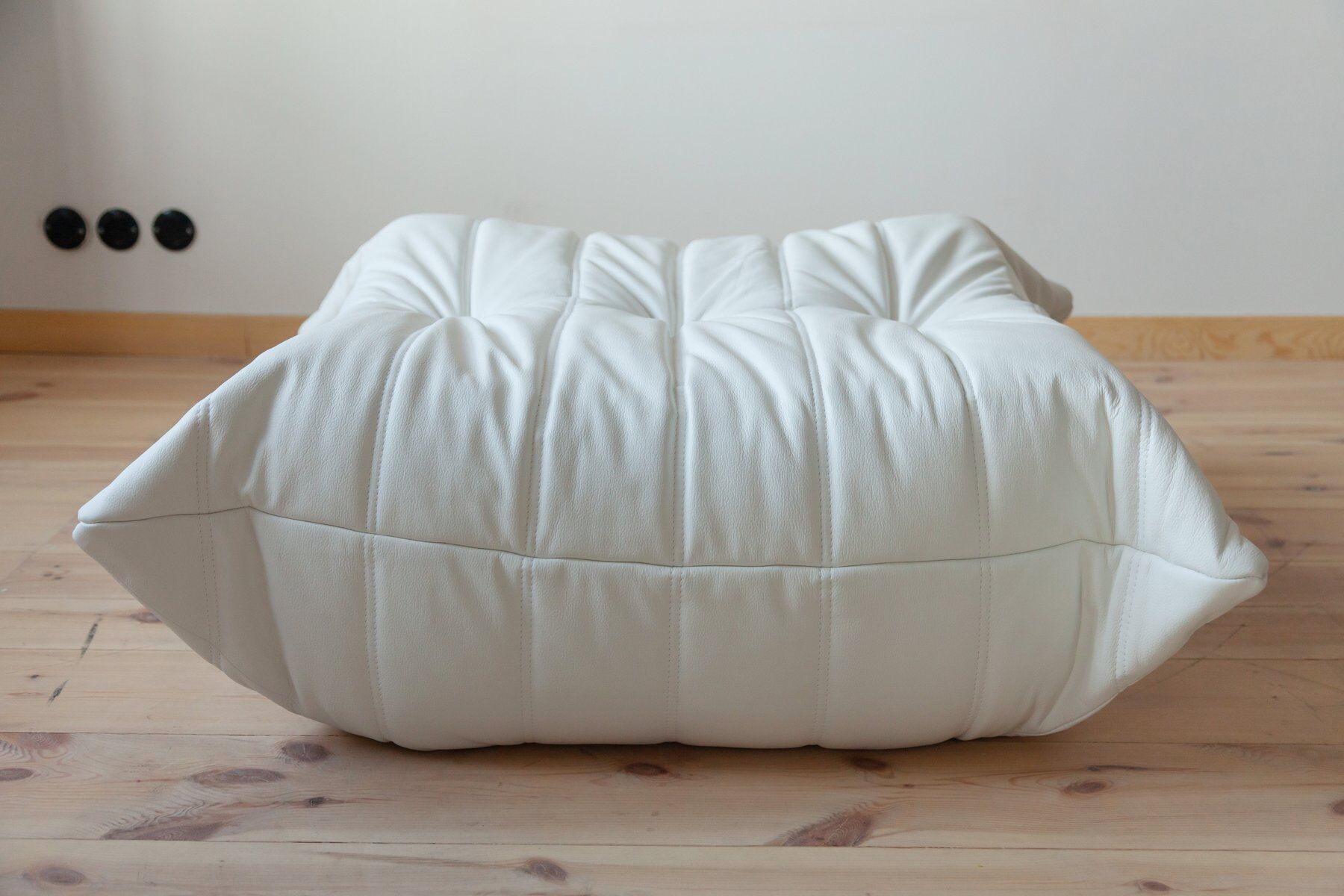 Togo pouf in white leather by Michel Ducaroy for Ligne Roset