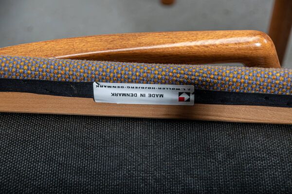 Fauteuils JL Moller modèle 68 en chêne avec tissu d'origine. Fabriqués au Danemark vers 1990.
