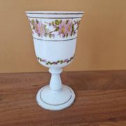Verre sur pied en forme de calice en opaline blanche et décor de fleurs