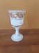 Verre sur pied en forme de calice en opaline blanche et décor de fleurs
