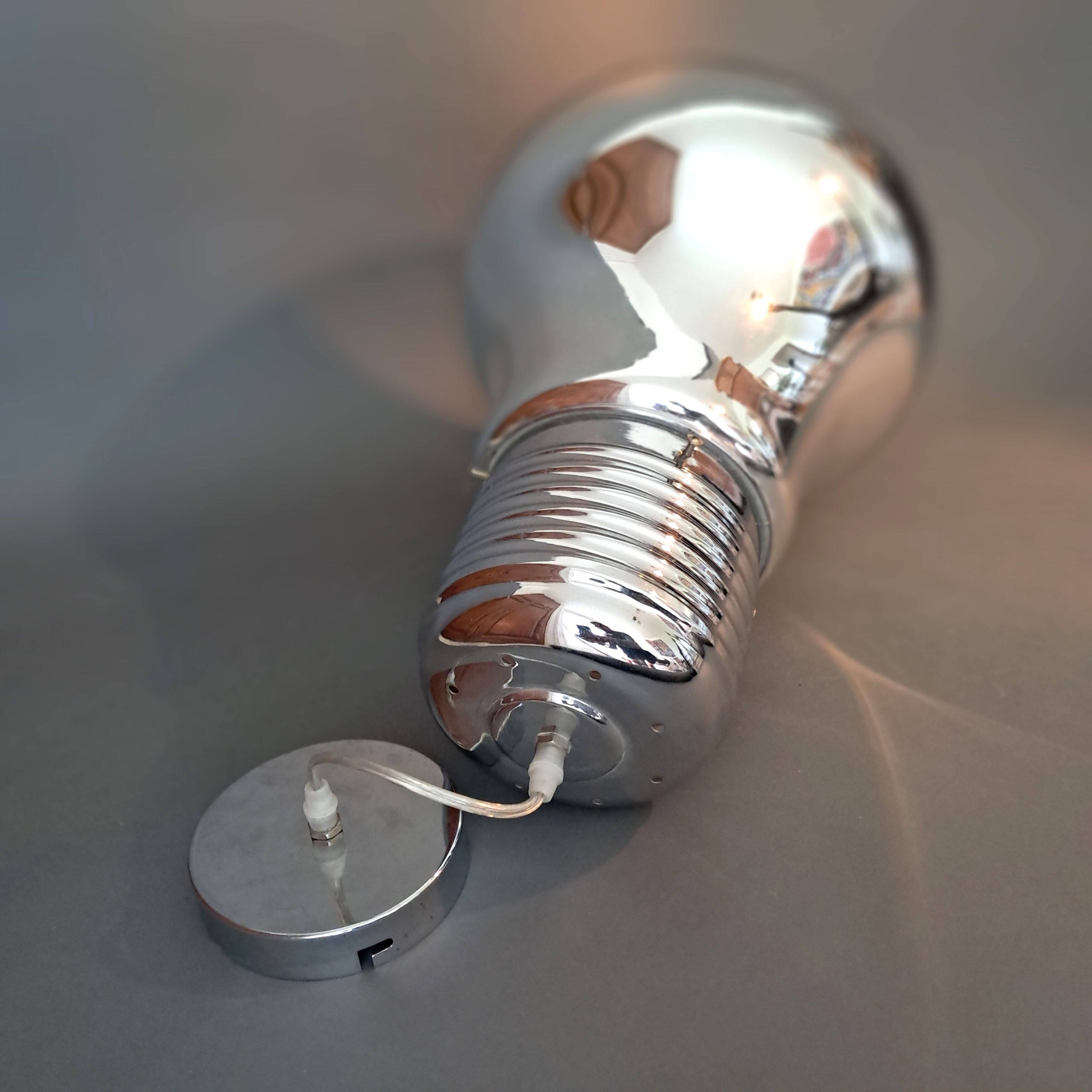 Suspension en forme d'ampoule argentée.