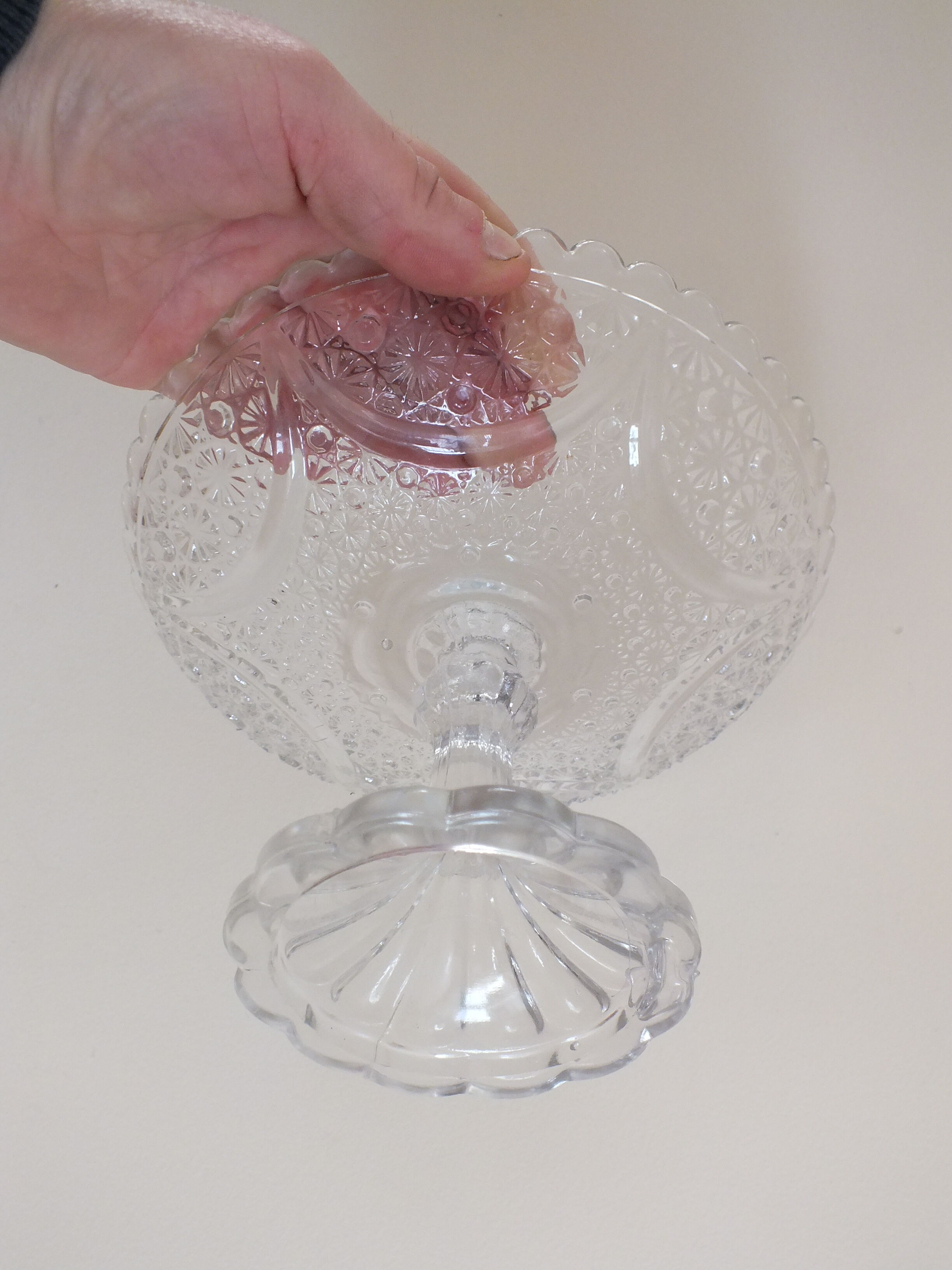 Display cup in molded glass