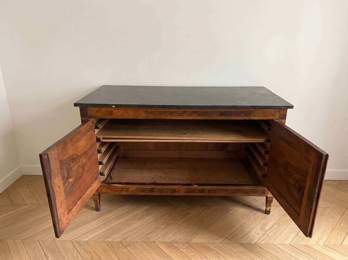 Buffet ancien en marqueterie avec plateau en marbre