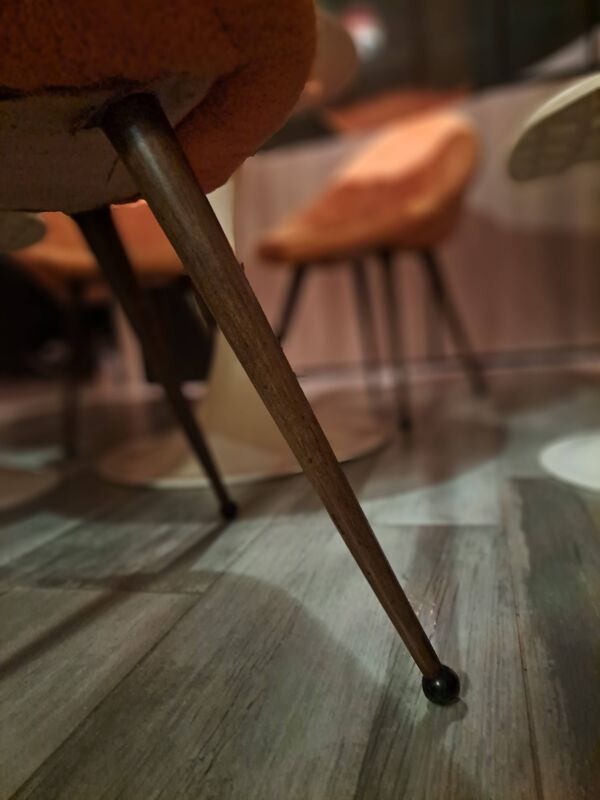 Suites de 3 chaises, fauteuils formes œufs pieds compas 1950