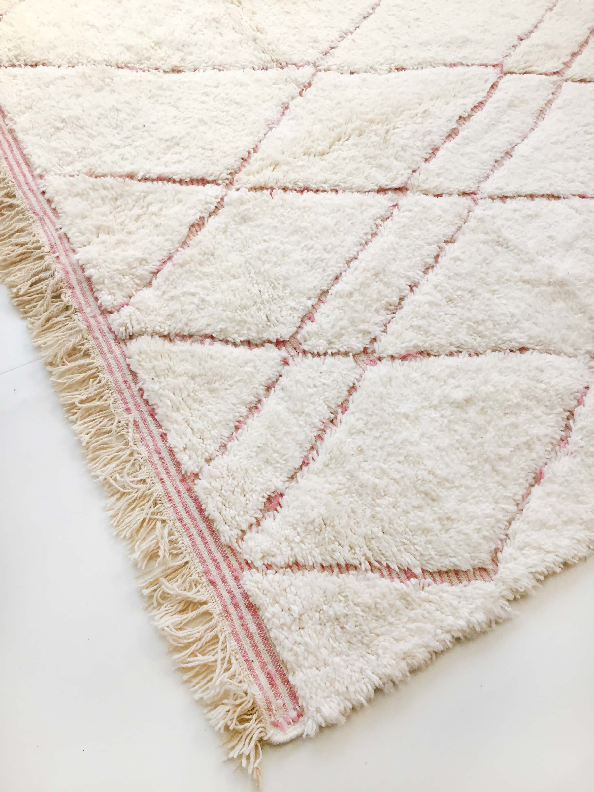 Moroccan berber carpet beni ouarain ecru with pink diamonds engraved 295x200cm