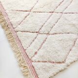 Moroccan berber carpet beni ouarain ecru with pink diamonds engraved 295x200cm