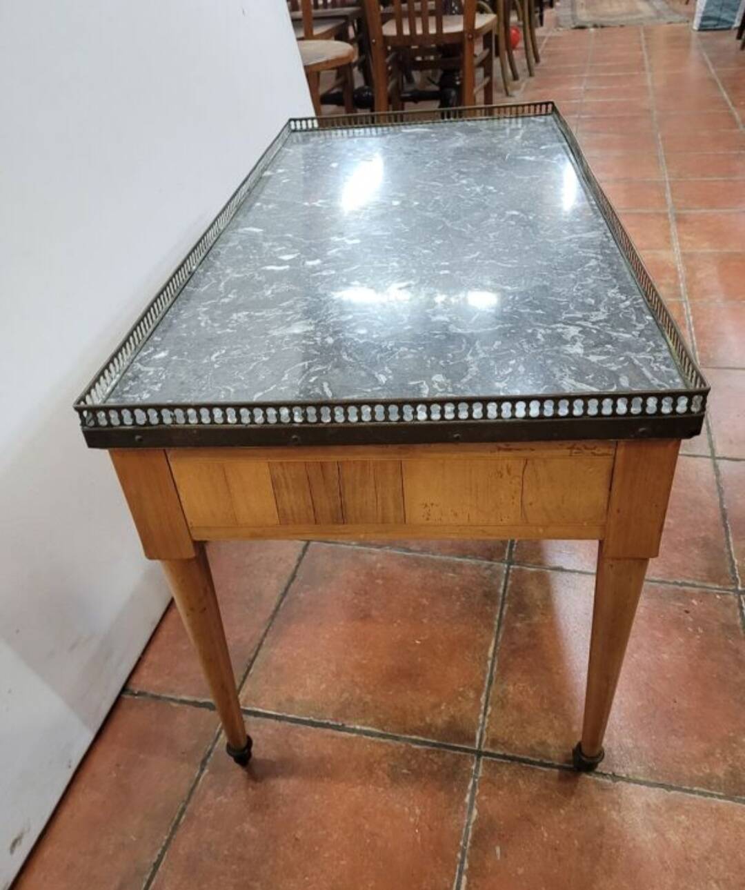 Table basse en merisier style Louis XVI dessus marbre