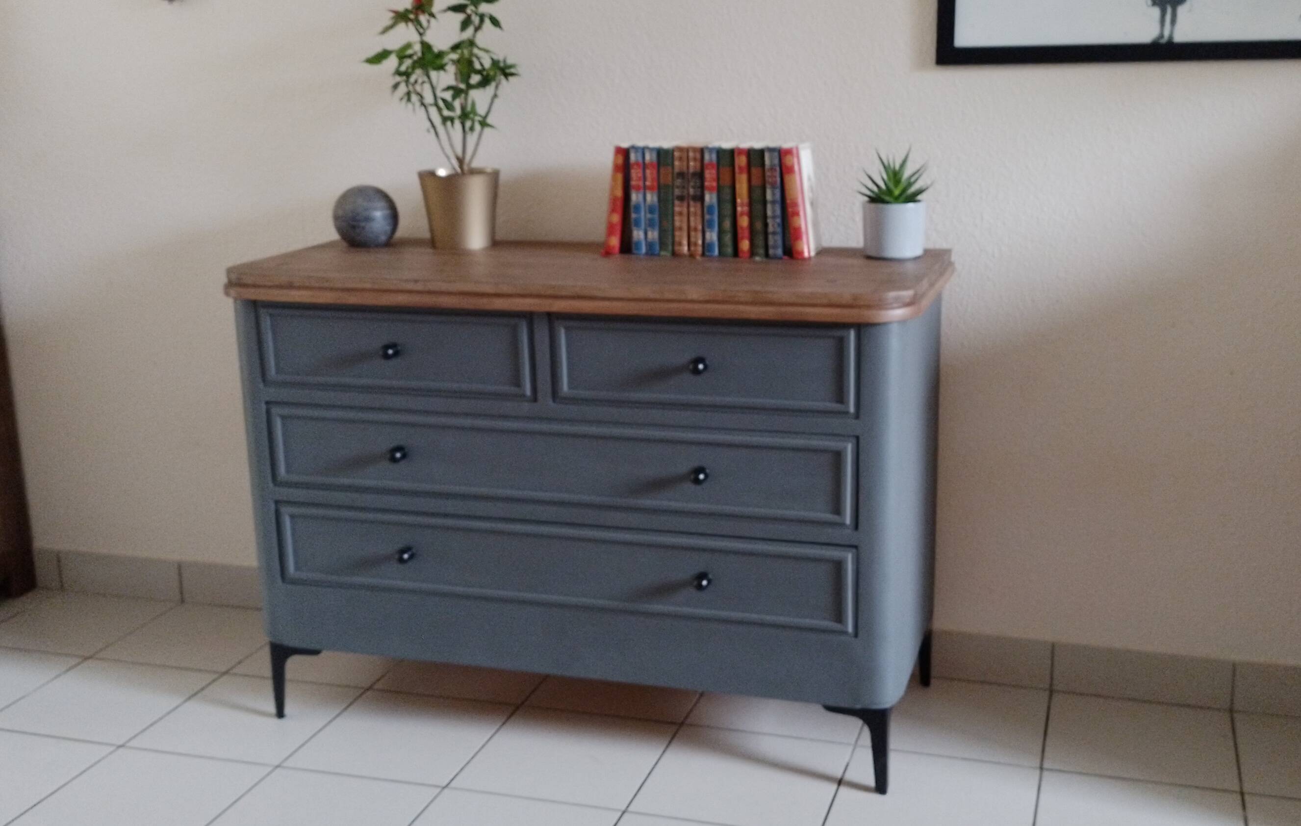 Chest of drawers with large drawers