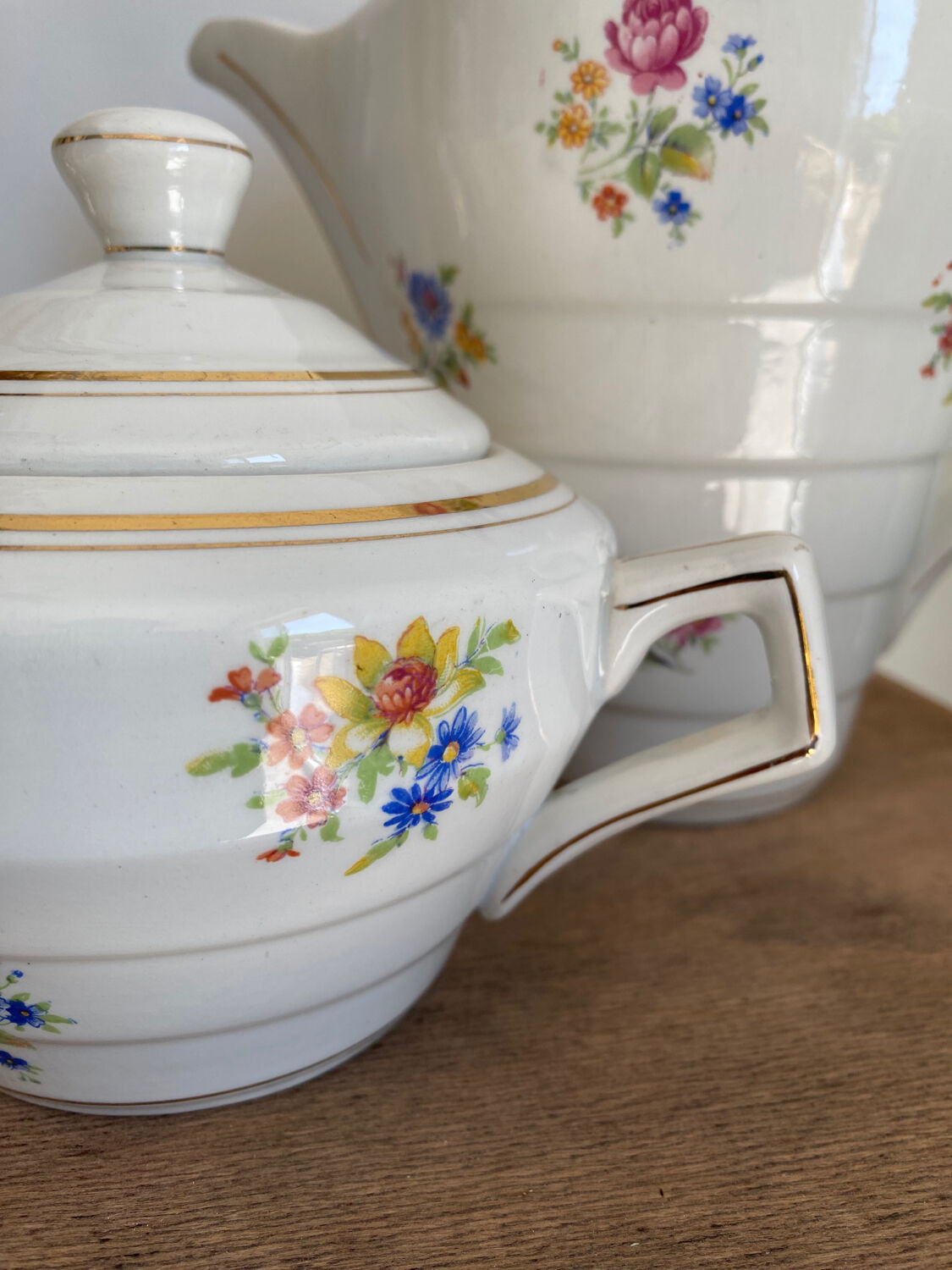 Porcelain coffee pot and sugar bowl