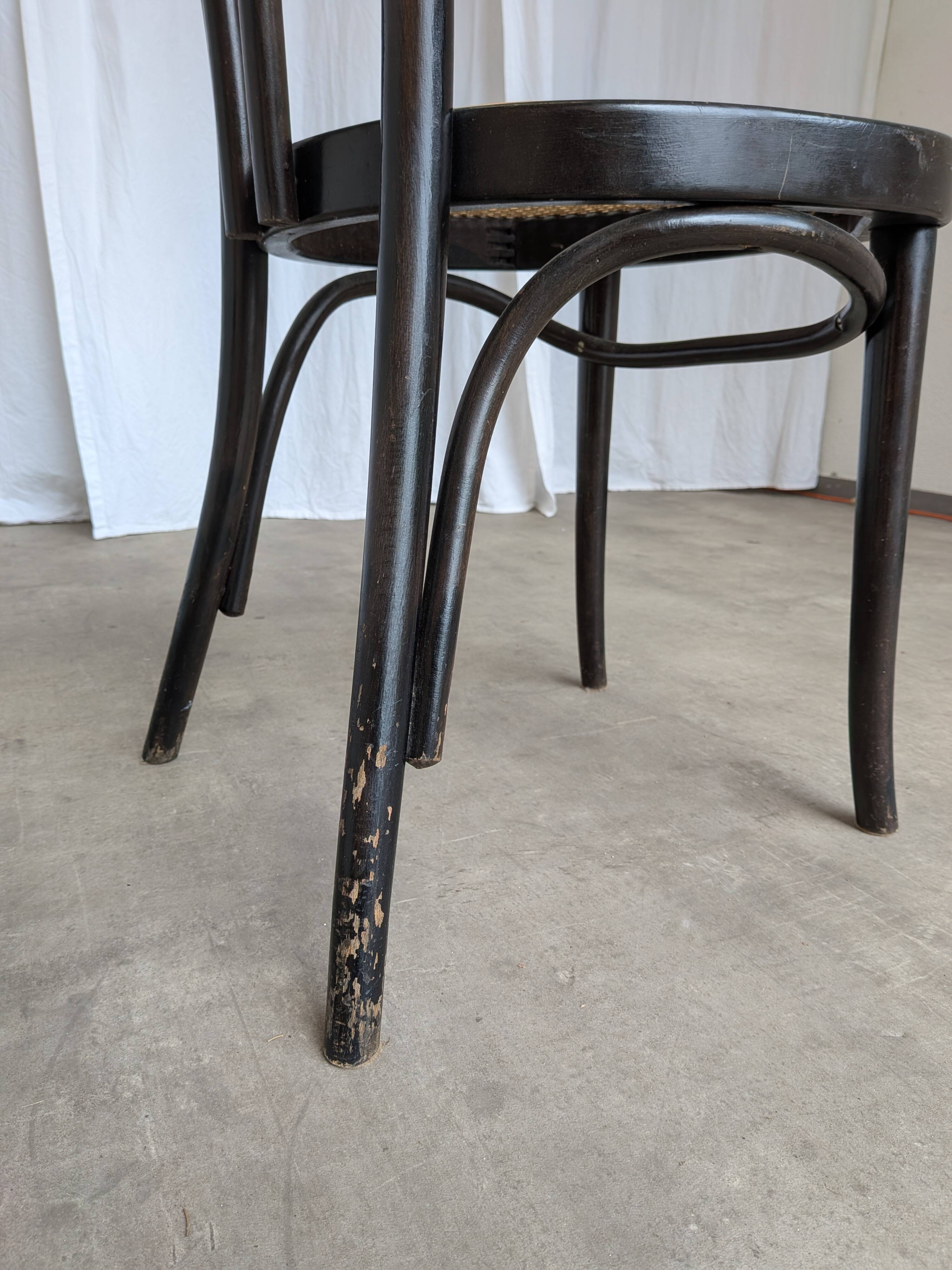 Chaise de salle à manger vintage style Thonet en bois noir et assise en cannage 1970