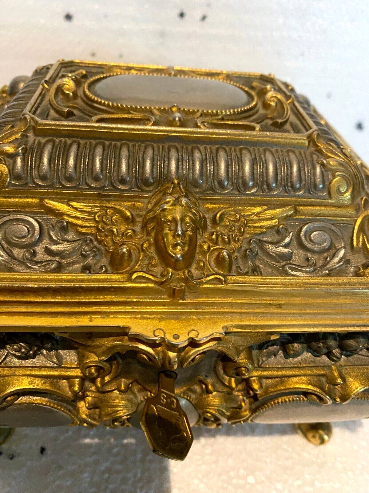 Jewelry box in gilded bronze with two patinas 20th century
