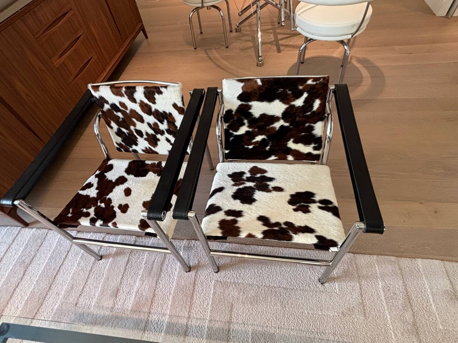 2 LC chairs by Cassina