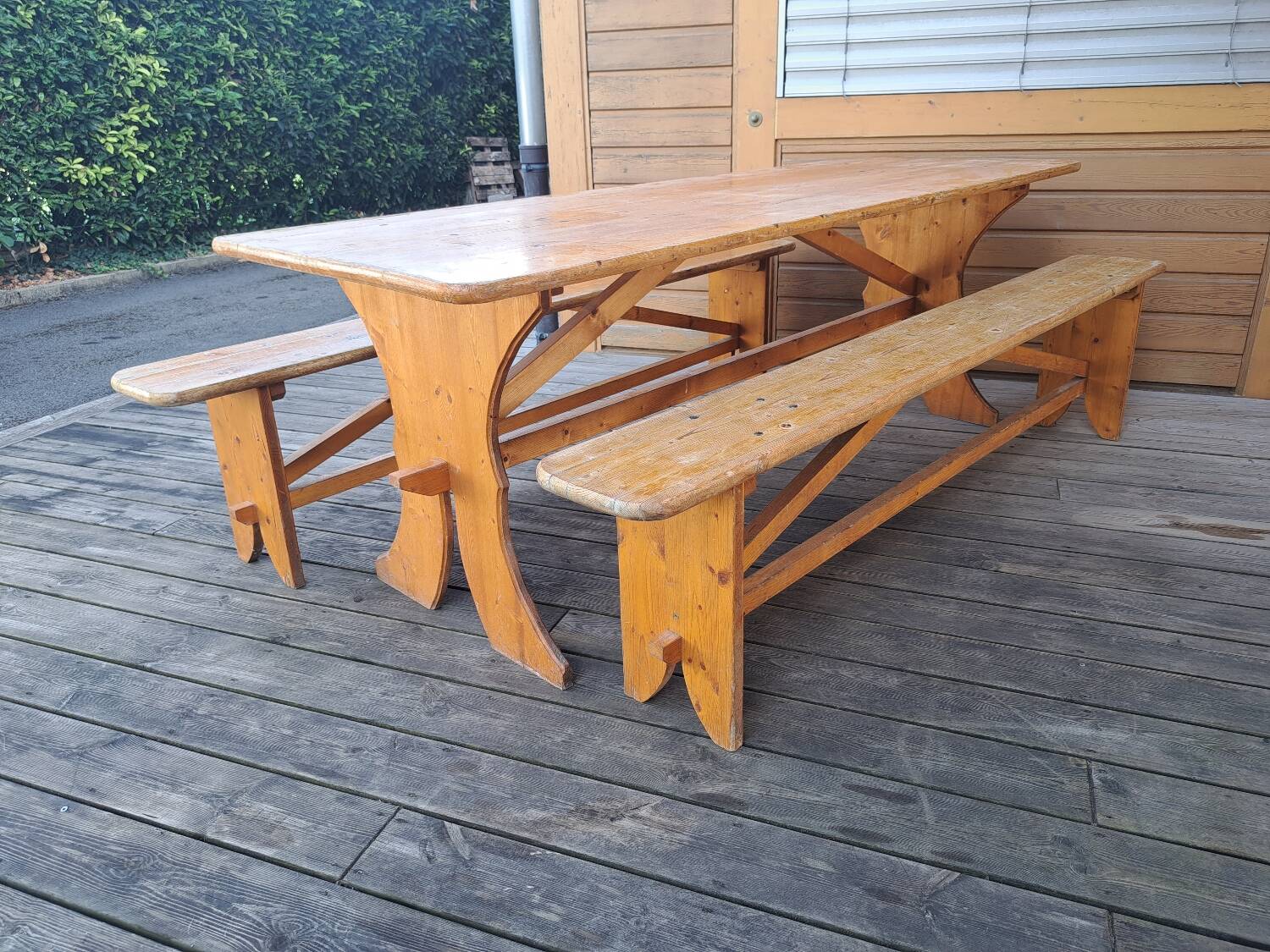 Table and inn benches