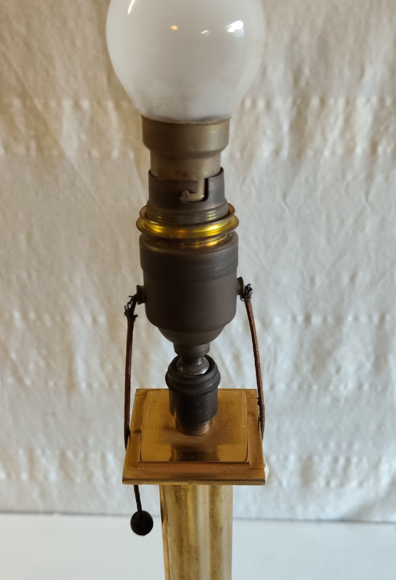 Table lamp base in leather and brass - 50s design