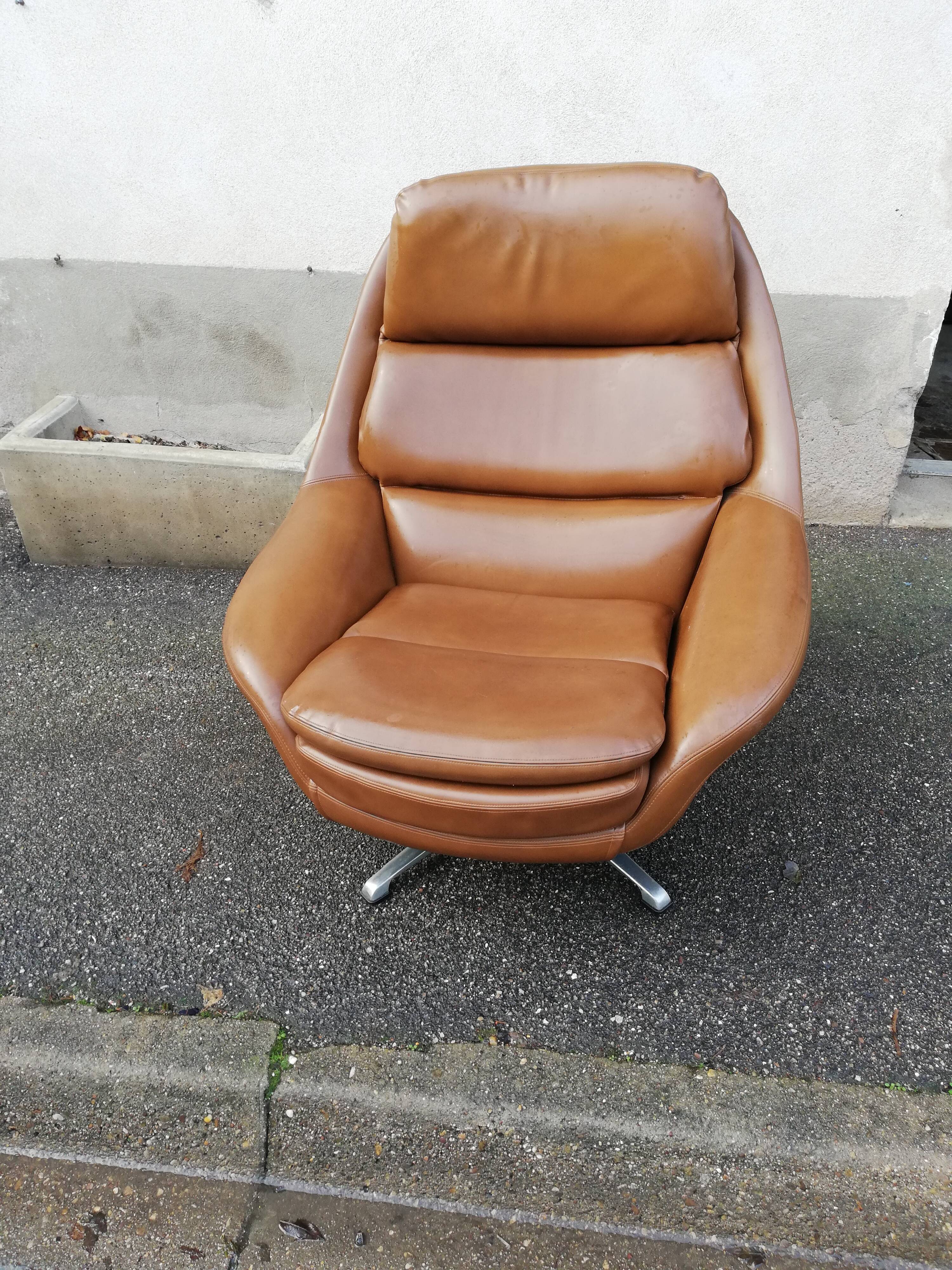 Vintage brown hull chair