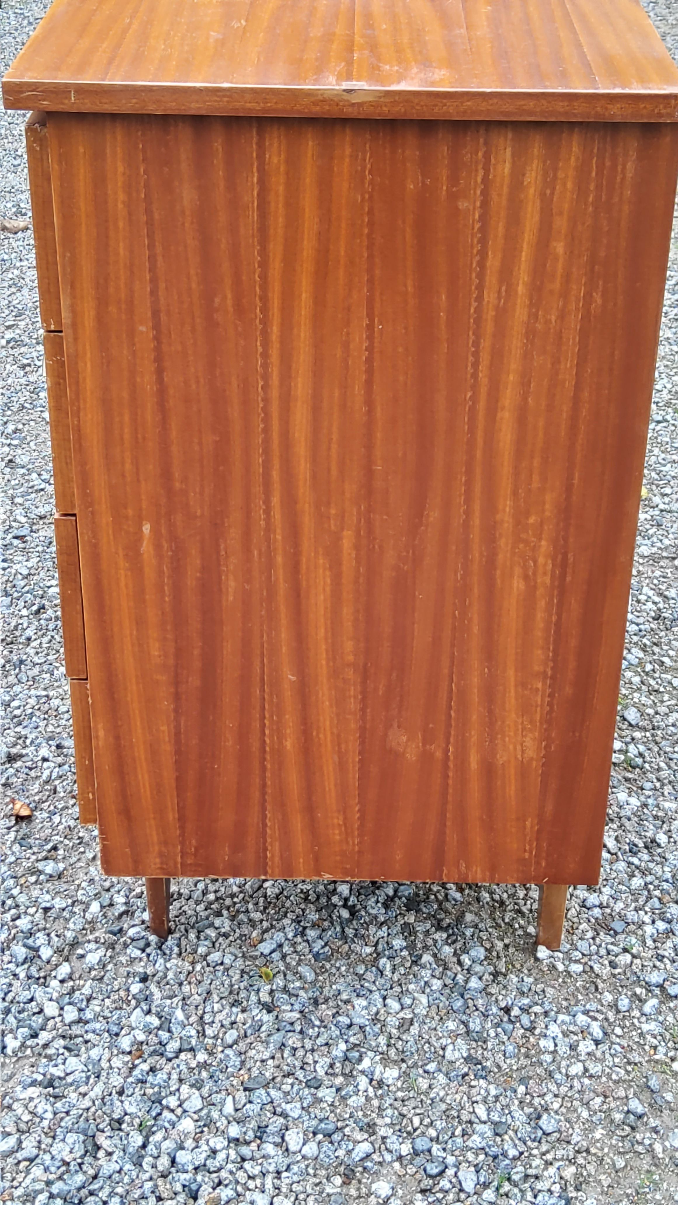 Chest of drawers from the 50s-60s in golden mahogany 4 drawers feet bobbin