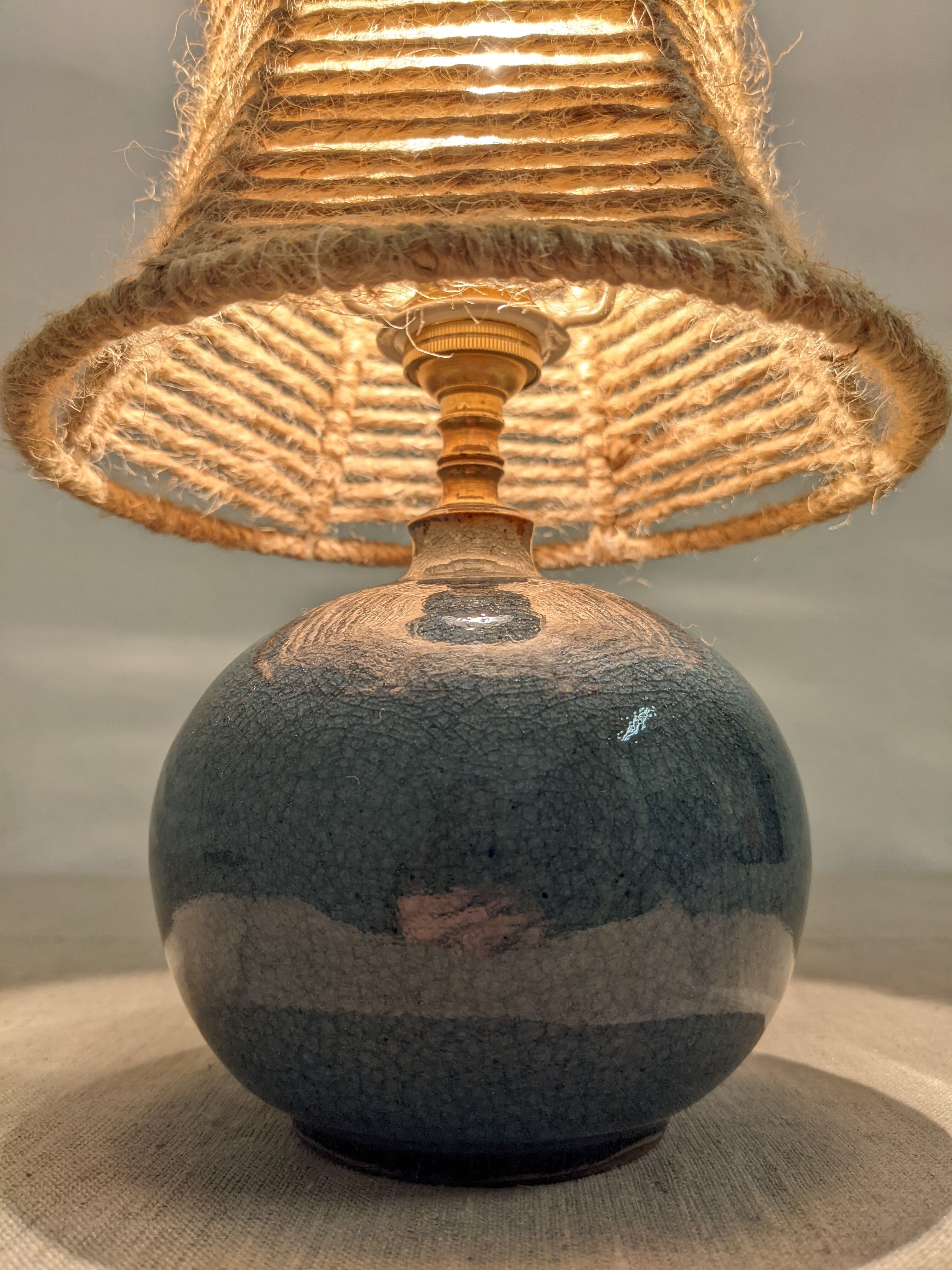 Lampe boule de chevet vintage en grès vernissé et corde de jute