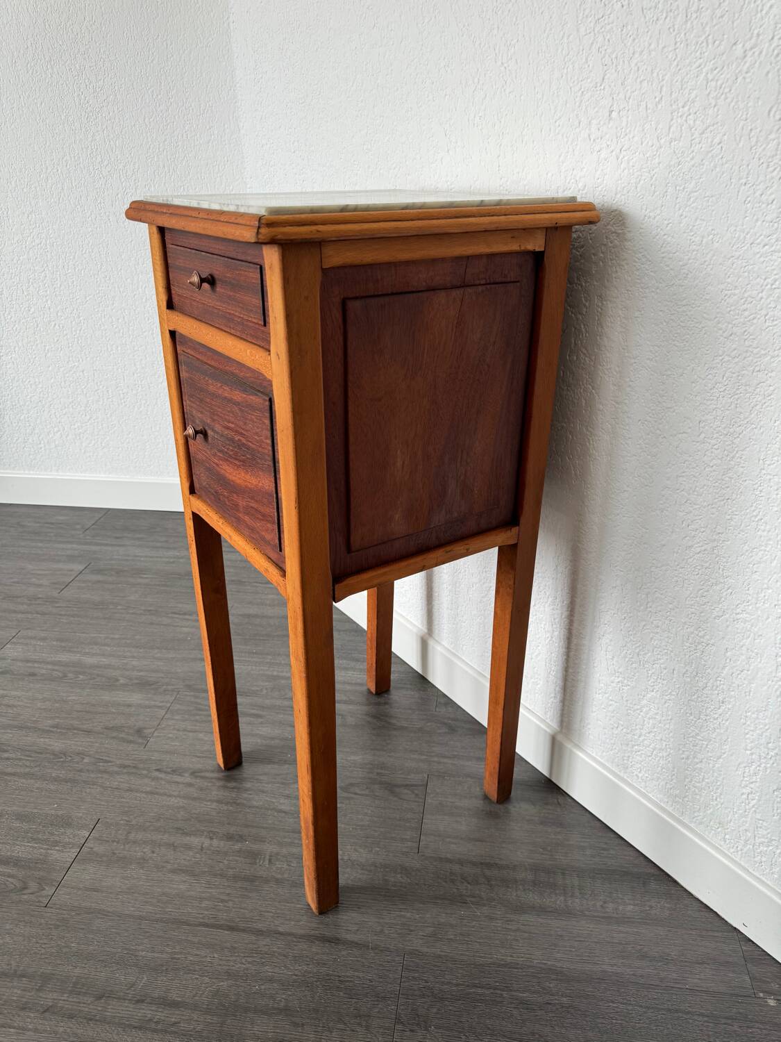 Table de chevet vintage en bois avec plateau en marbre.
