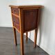 Table de chevet vintage en bois avec plateau en marbre.
