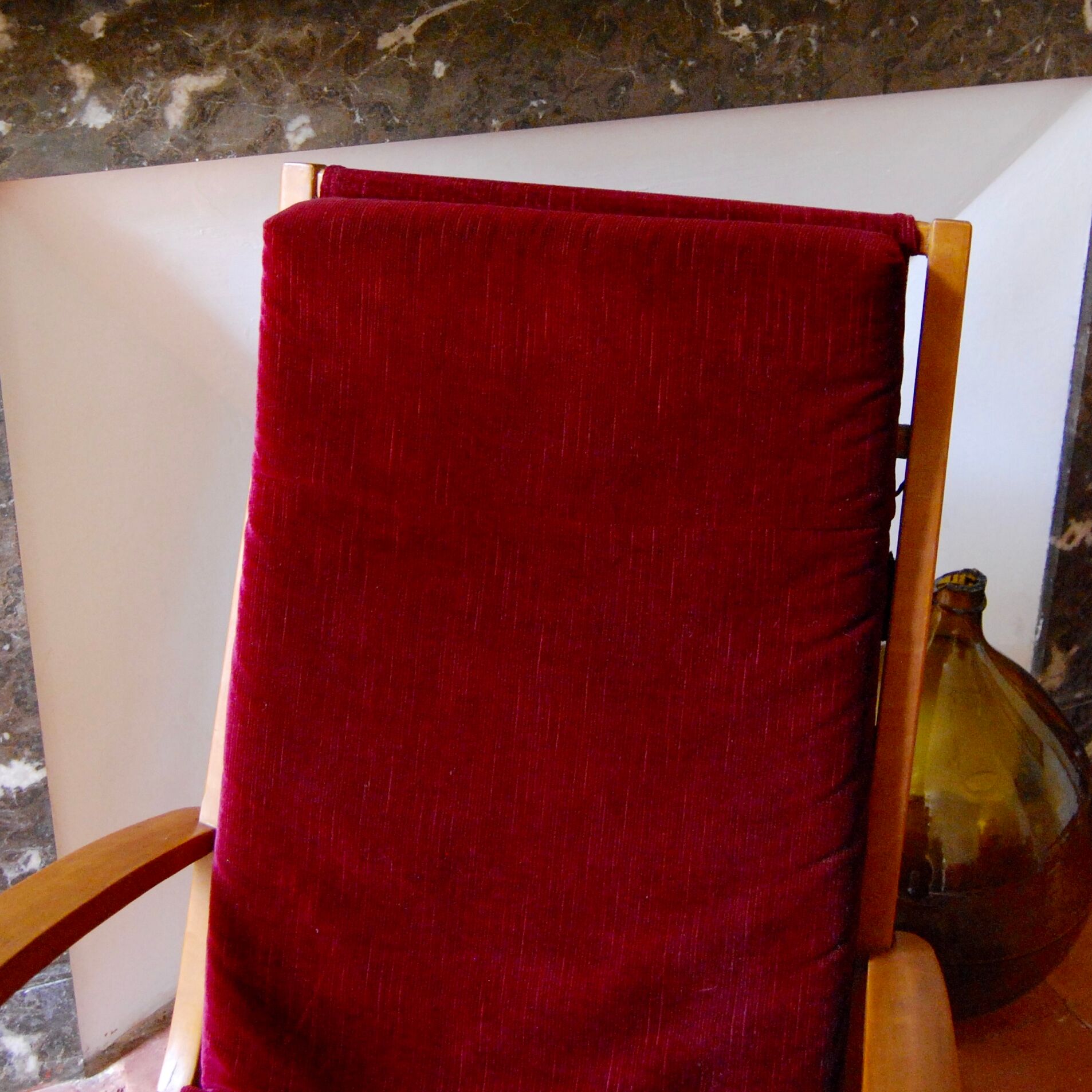 Chair binds Scandinavian red wine