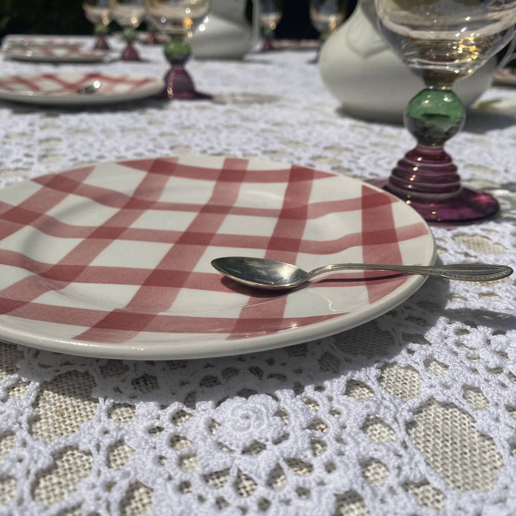 Moulin des Loups plates, "Torchon" checkered pink pattern, 1950s-60s.