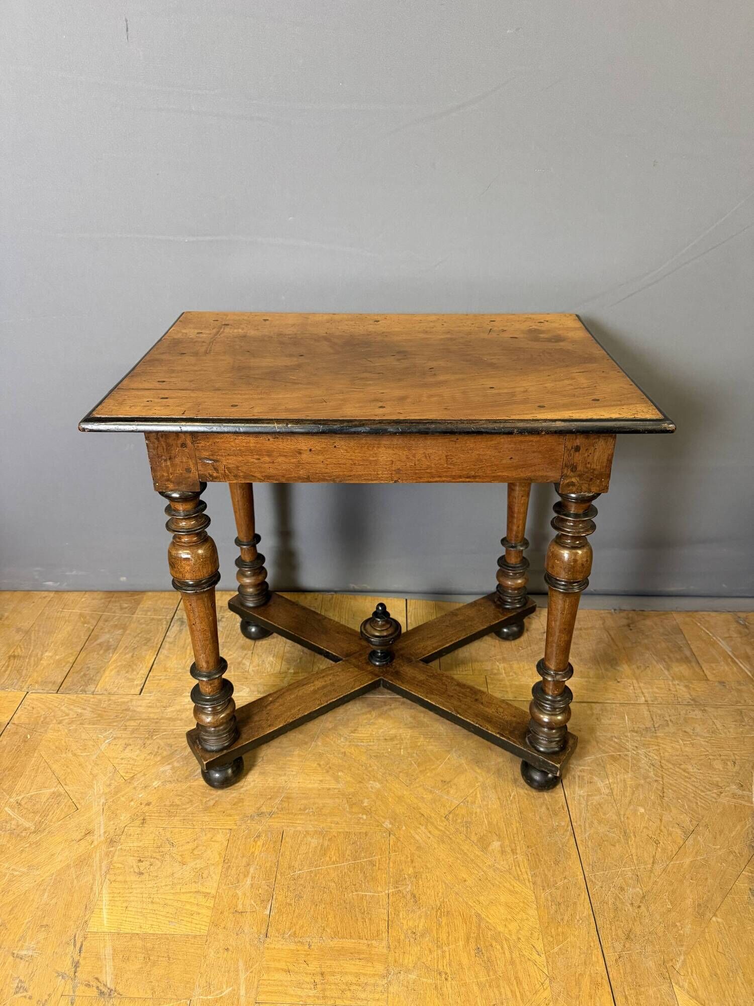 Table Louis XIII